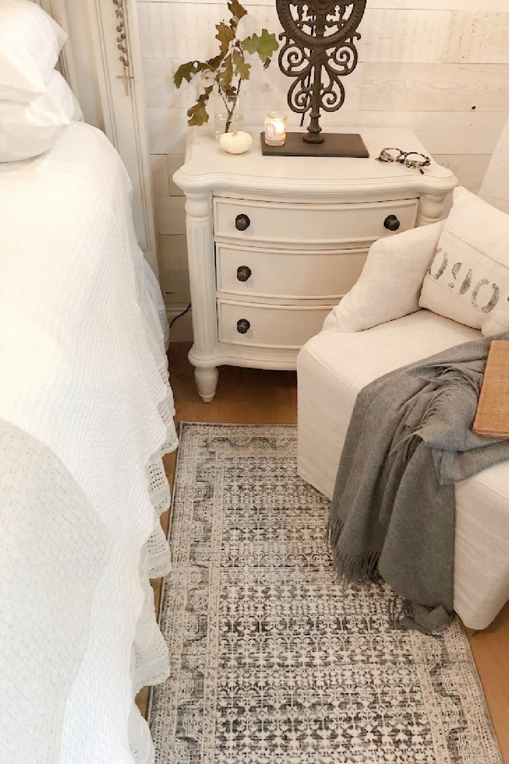 Hello Lovely's fall bedroom with Montara pillow and neutrals. #amberlewisxloloi #fallbedrooms