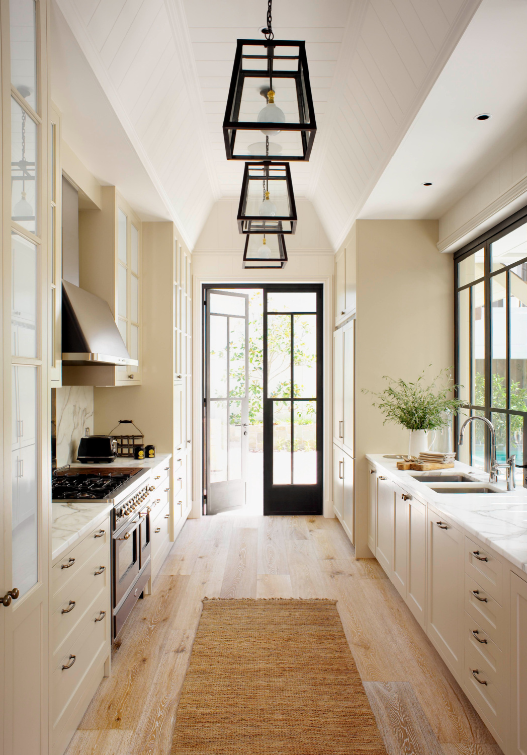 Luxurious and timeless kitchen by Thomas Hamel with steel-framed doors and windows. From Melissa Penfold book LIVING WELL BY DESIGN. #bespokekitchens #timelesskitchen #neutralkitchen #steelwindows
