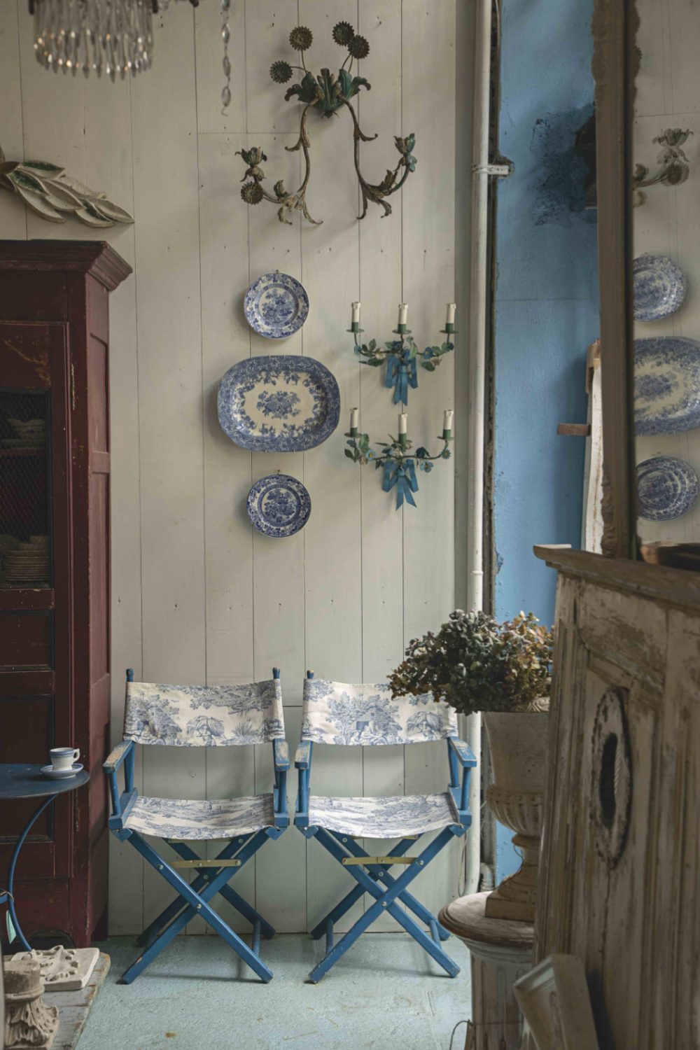 Toile de Jouy director chairs - Casa Cabana by Martina Mondadori. #frenchtoile ##frenchchairs #interiordesigni