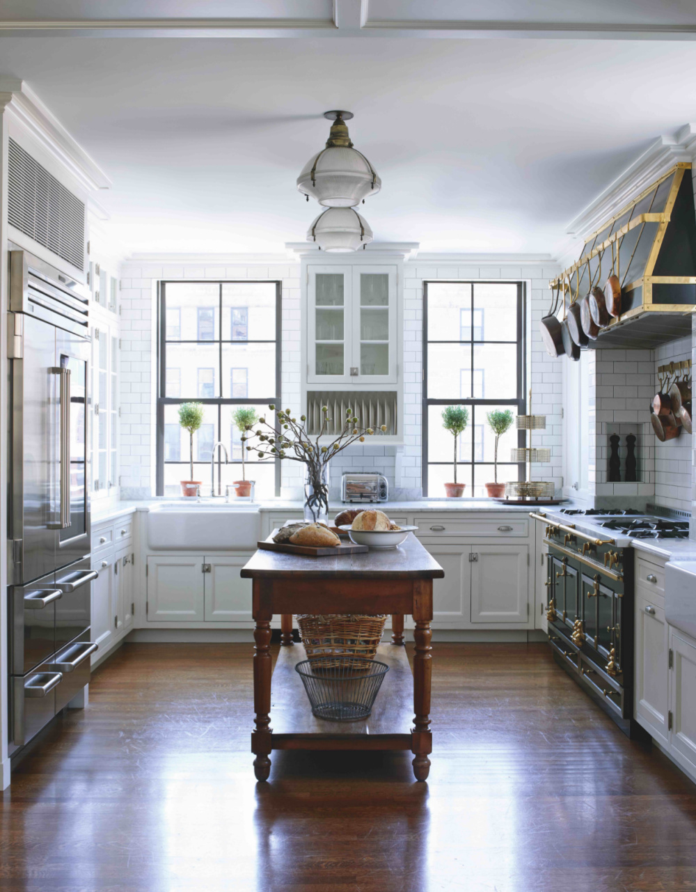 Classic sophisticated kitchen by Will Kopelman in an Upper East Side Manhattan apartment in NEW YORK INTERIORS. #newyorkkitchens #traditionalkitchens