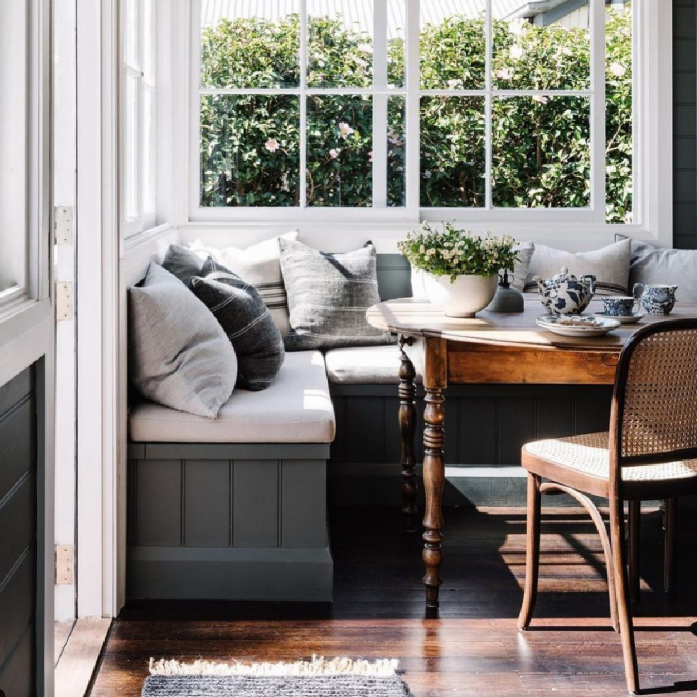 Cozy breakfast nook with banquette seating - @jmy_watts. #cozynook #breakfastnooks #interiordesign