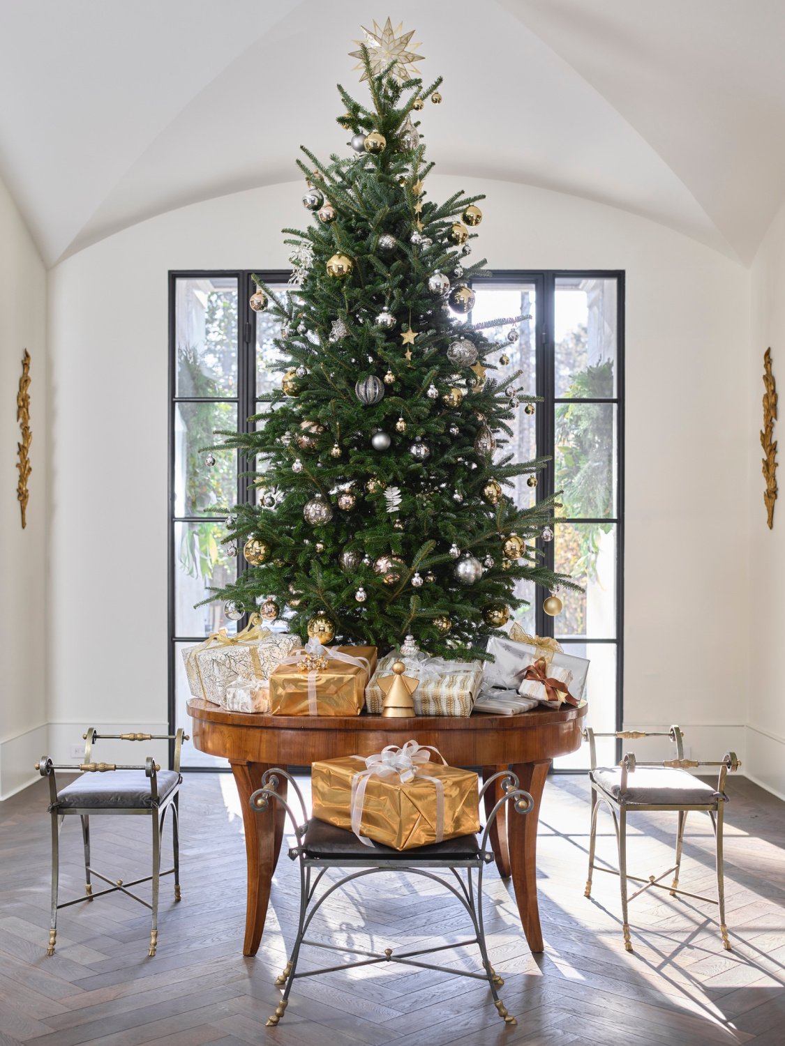 Atlanta Home for the Holidays Designer Showhouse foyer by Liza Bryan. #christmasdecorating #interiordesign