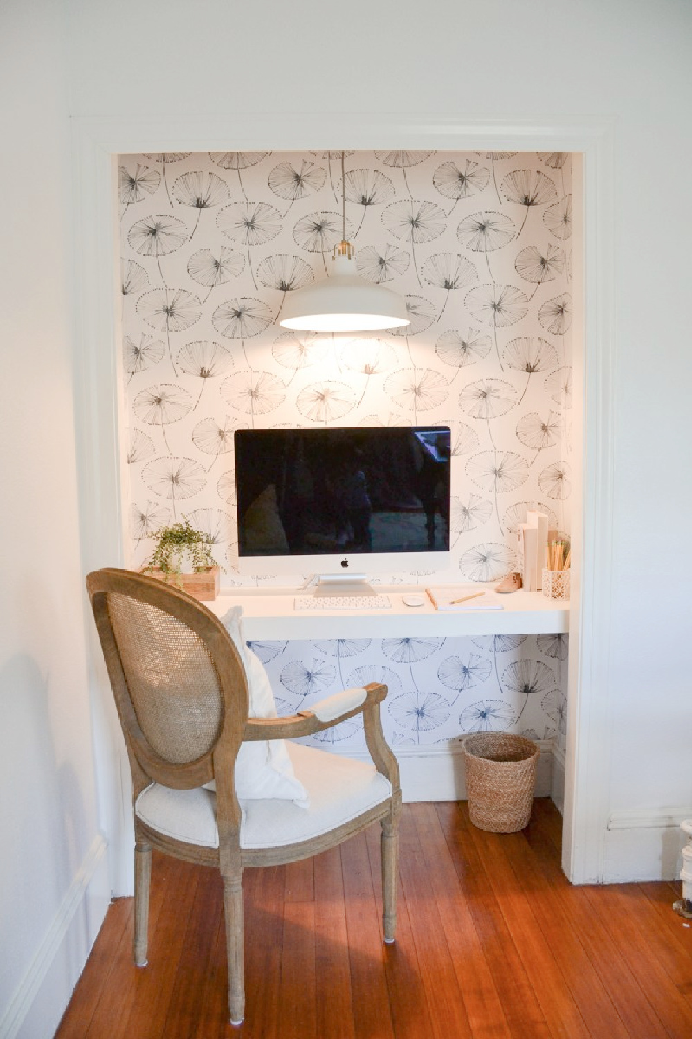 Closet converted to a lovely home office space by Flynn Haus. #diyoffice #cloffice