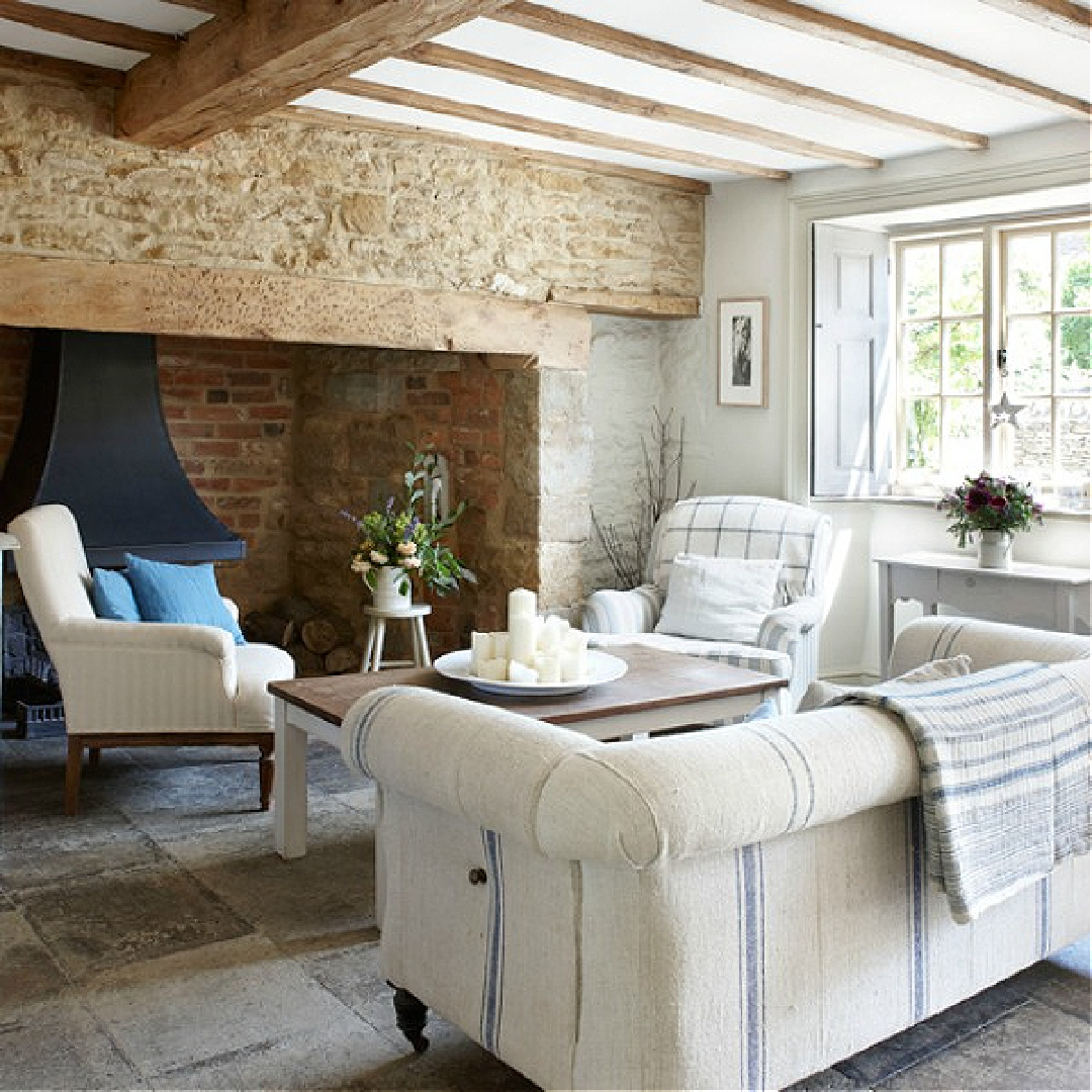 French Nordic style in a Cotswolds living room at Hope Cottage. Photo by Pernille Pahle. #englishcountry #frenchnordic #livingrooms