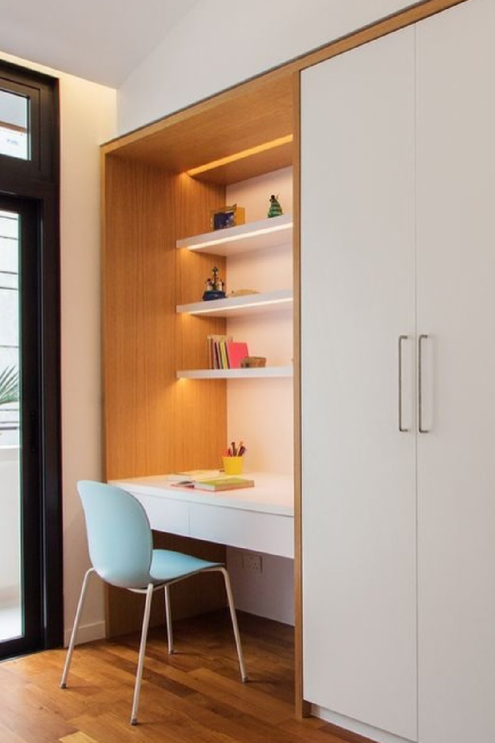 Smartly designed built-in desk with shelves and wardrobe via @designhallyu. #cloffice #homeofficedesign #builtindesk #closetoffice