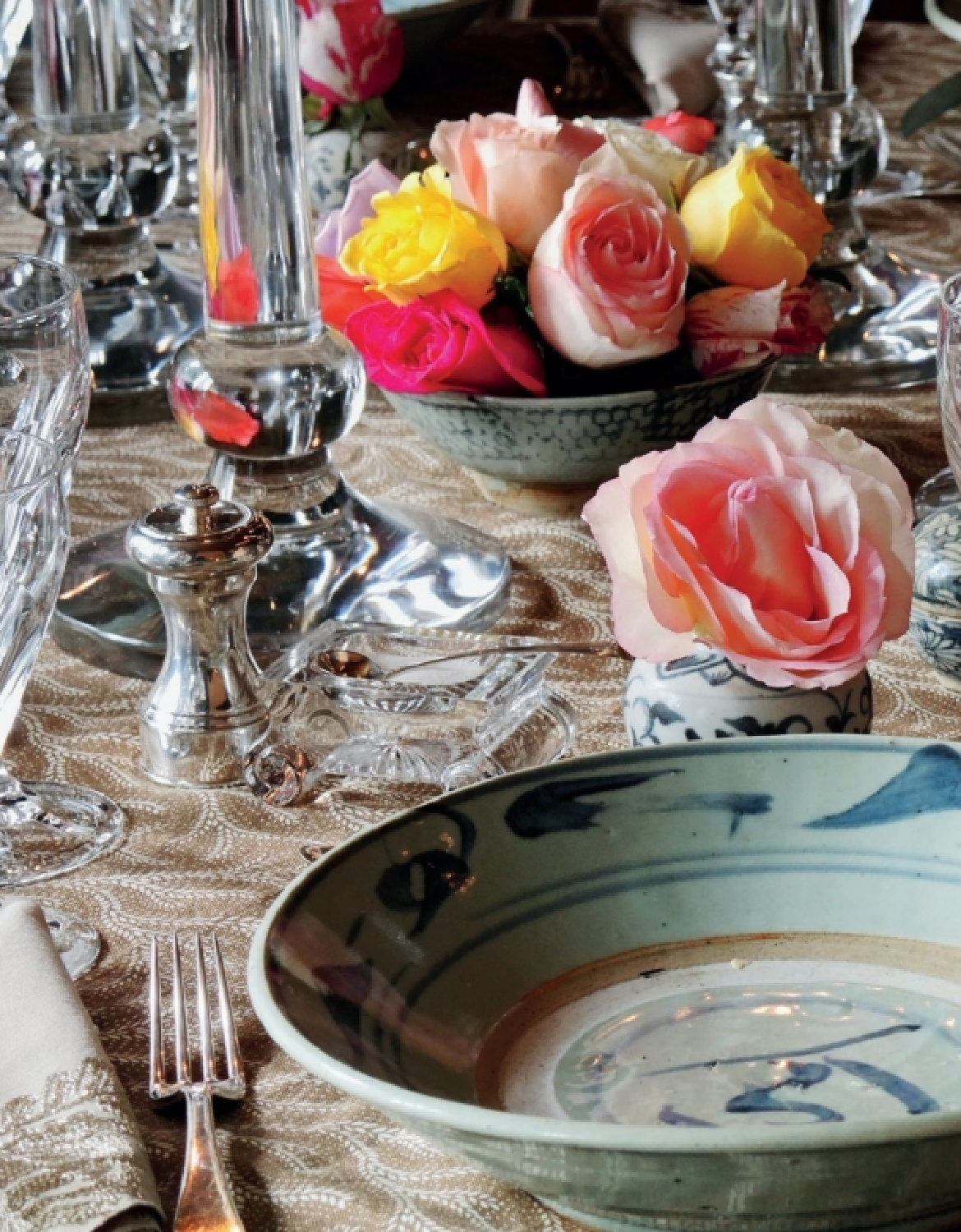 Sophisticated and beautiful tablescape by Stephanie Stokes in THE WORLD AT YOUR TABLE with Judith Nasatir (Rizzoli, 2023). #tablescape #tabletopinspiration #diningroomgoals