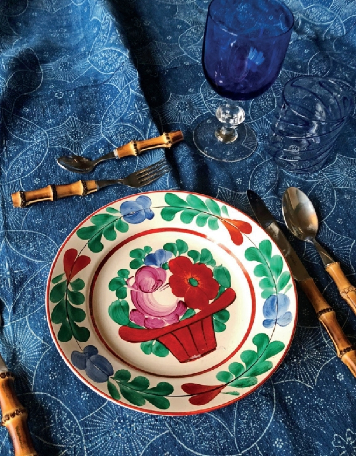 Sophisticated and beautiful tablescape by Stephanie Stokes in THE WORLD AT YOUR TABLE with Judith Nasatir (Rizzoli, 2023). #tablescape #tabletopinspiration #diningroomgoals