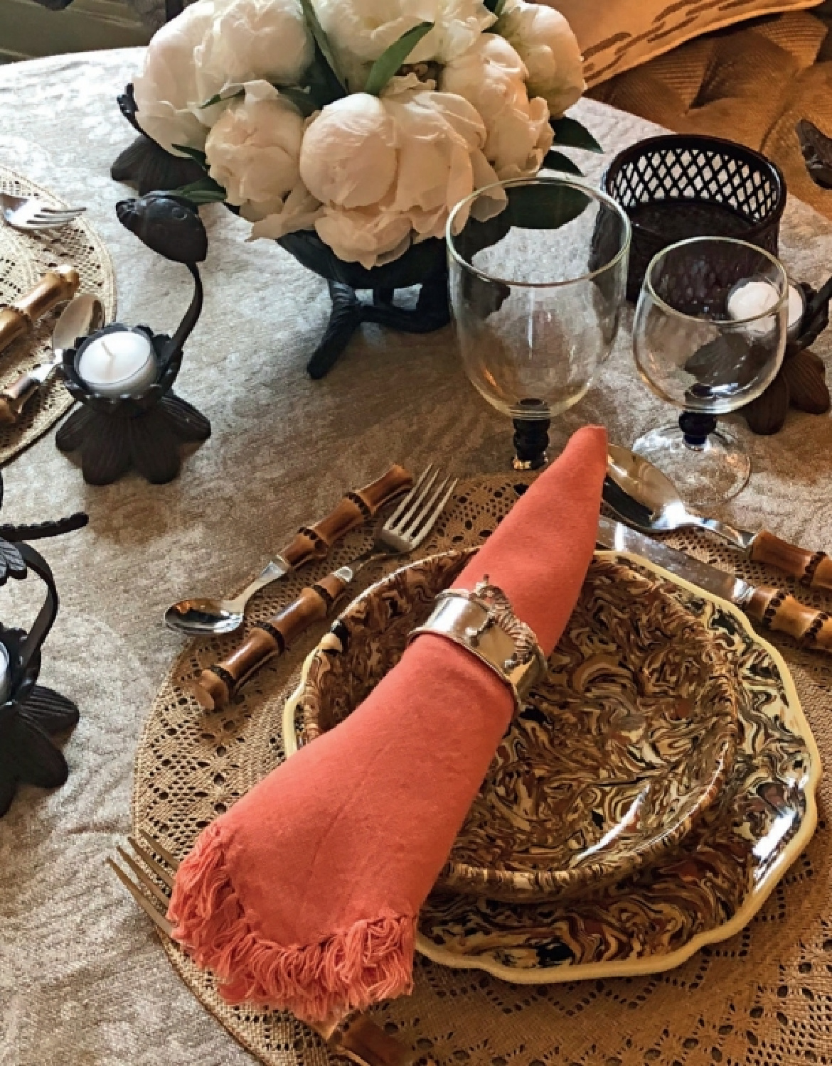 Sophisticated and beautiful tablescape by Stephanie Stokes in THE WORLD AT YOUR TABLE with Judith Nasatir (Rizzoli, 2023). #tablescape #tabletopinspiration #diningroomgoals