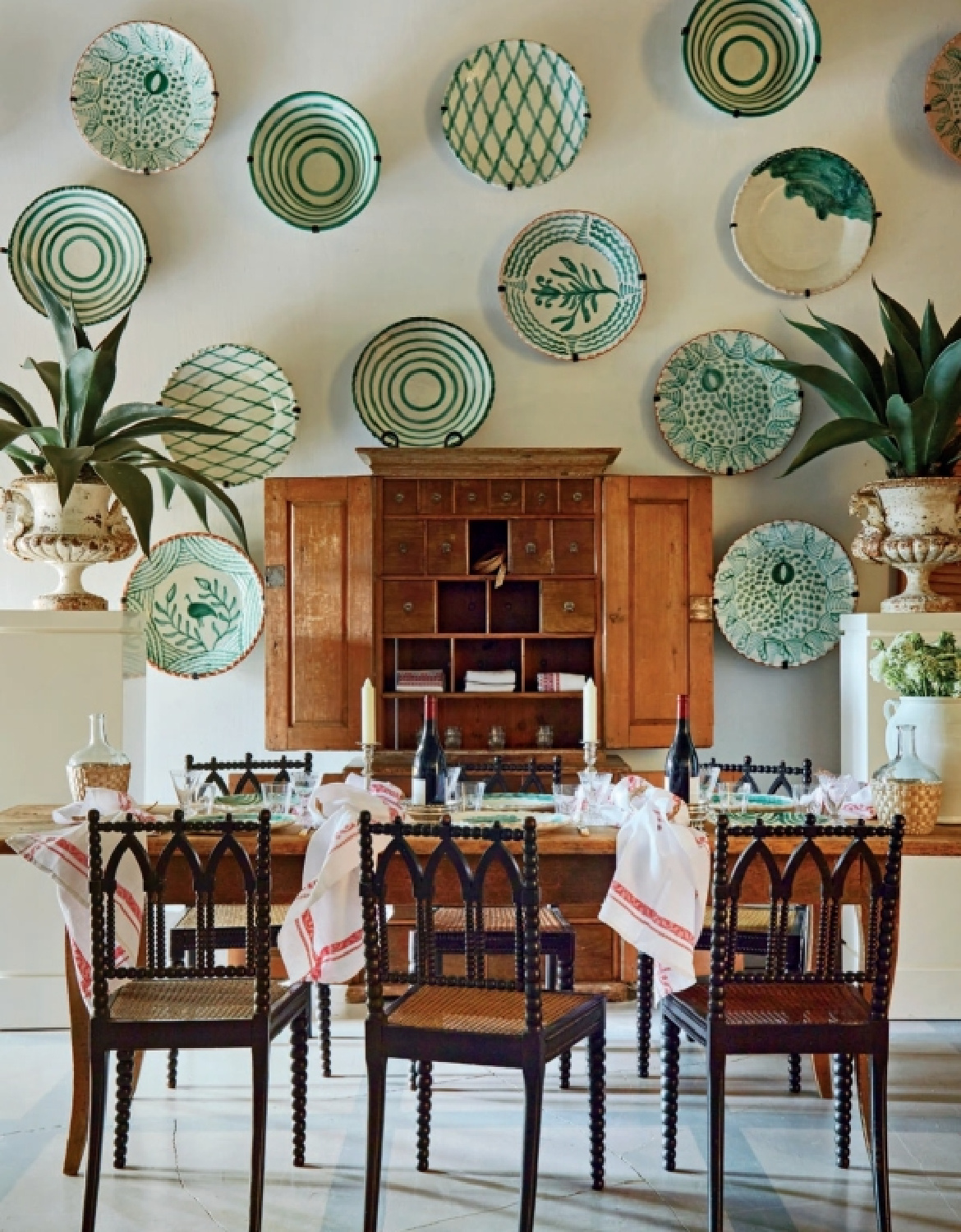 Dining room with green accents. Sophisticated and beautiful tablescape by Stephanie Stokes in THE WORLD AT YOUR TABLE with Judith Nasatir (Rizzoli, 2023). #tablescape #tabletopinspiration #diningroomgoals