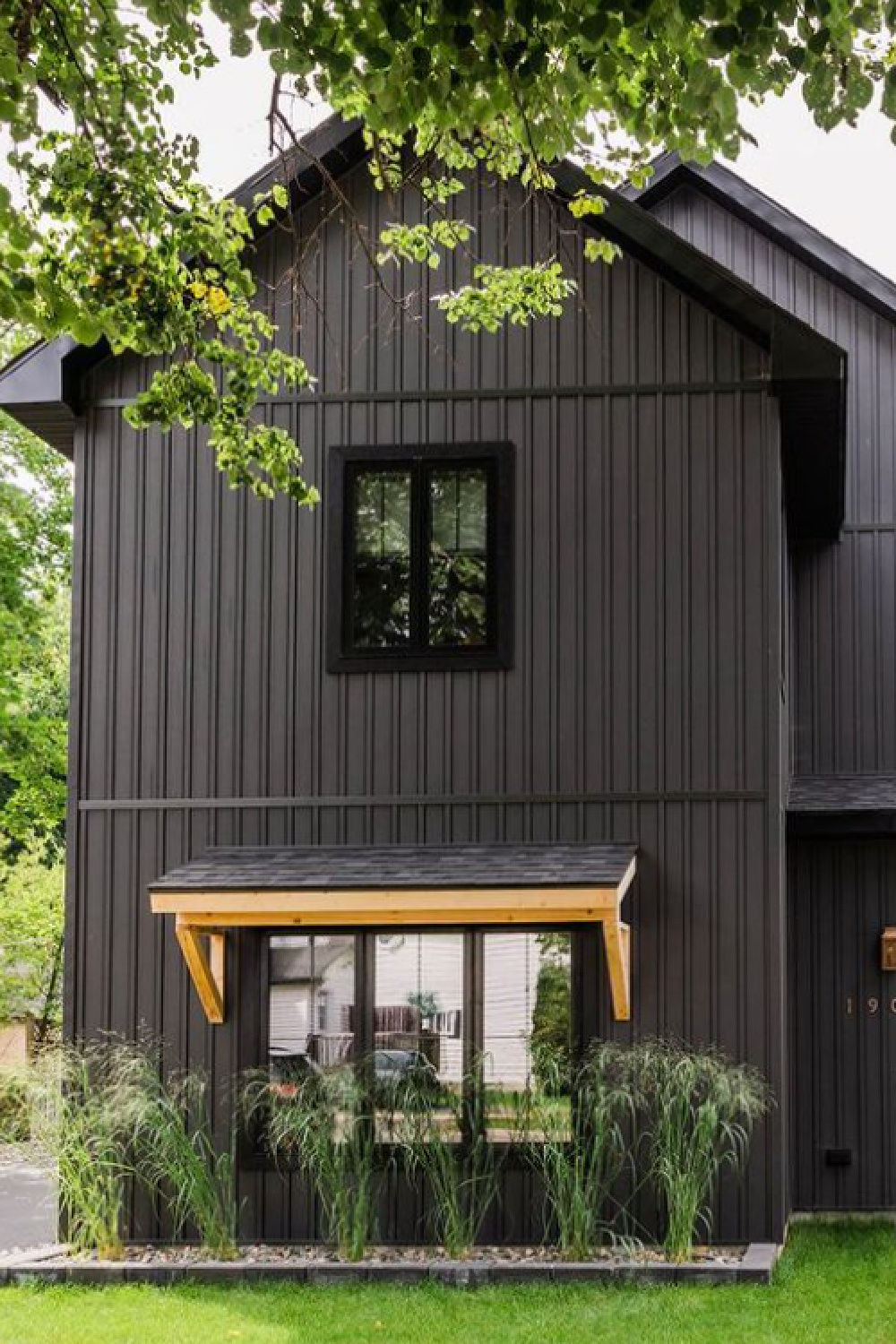 Black painted modern farmhouse exterior - @at_home_with_the_hollands Try SW Tricorn Black for a similar look. #blackhouseexteriors #blackhouses