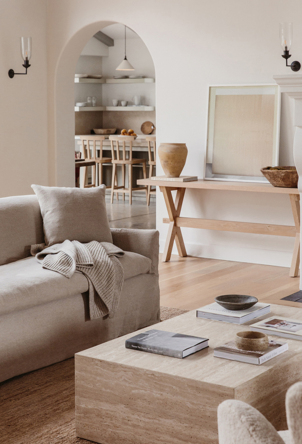 Jenni Kayne minimal modern warm living room with console table, linen sofa, and Sur coffee table. #jennikaynelivingroom #minimalmodern #warmmodern