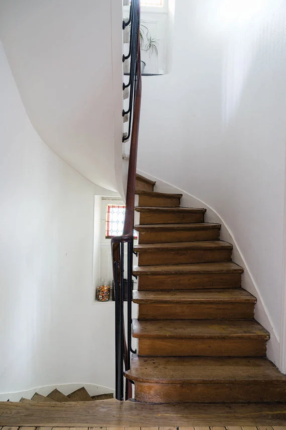 Farrow & Ball Pointing paint color in a stairway of a beautiful home. #pointing #farrowandballpointing #whitepaintcolors
