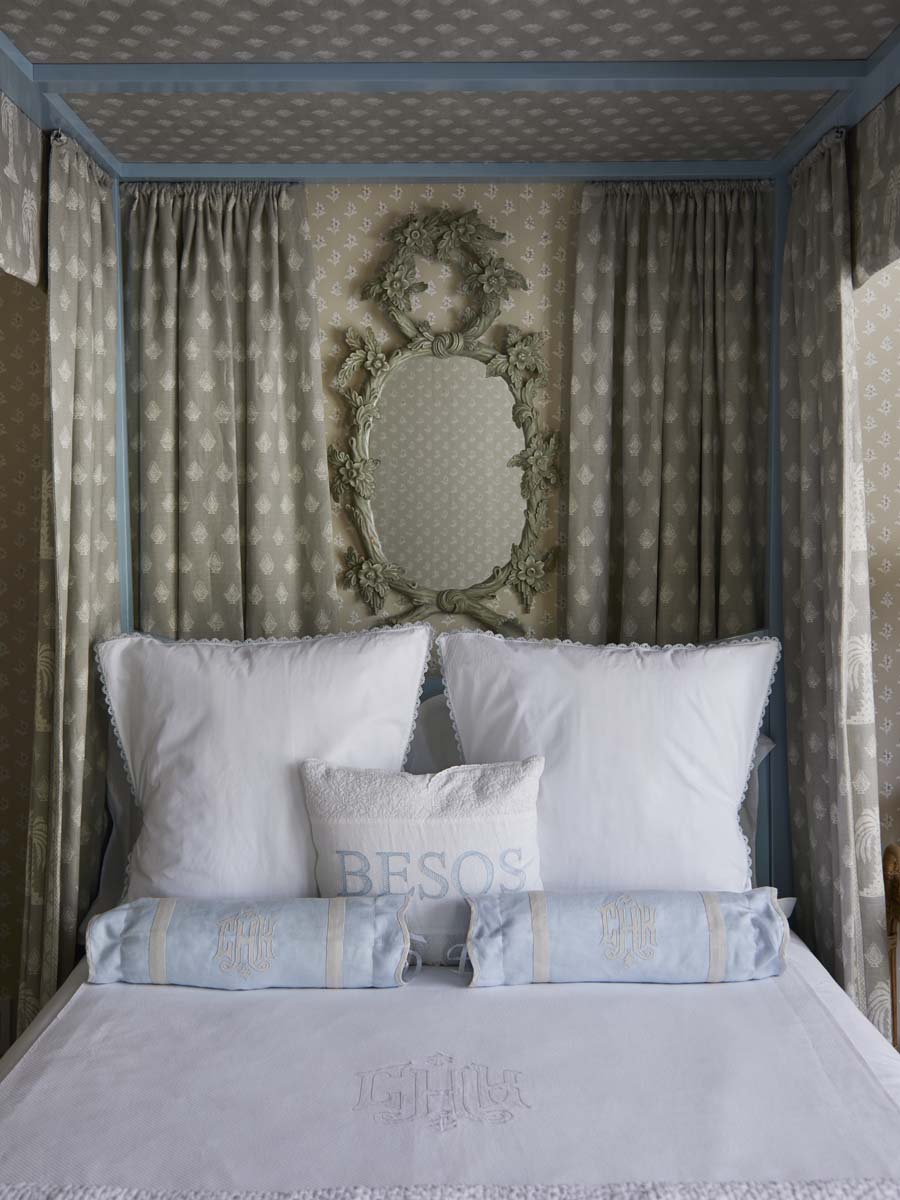 Beautiful traditional bedroom with blue and canopy bed - Cathy Kincaid Interiors. #traditionalbedrooms #canopybeds #elegantbedroom