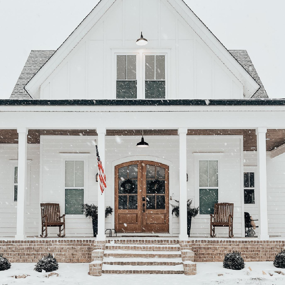 SW Alabaster white paint color on farmhouse exterior with double wood doors - @hestershomestead. #swalabaster #whitepaintcolors #exteriorpaintcolors