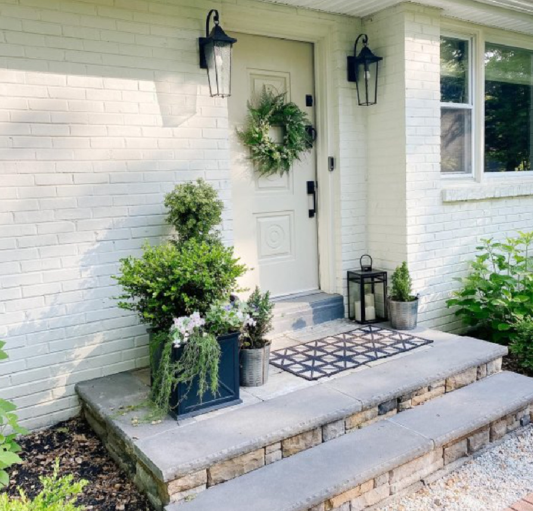 SW Oyster White paint color on a brick house exterior - @lennonnorainteriors. #oysterwhite #whitehouseexterior #warmwhitepaintcolors