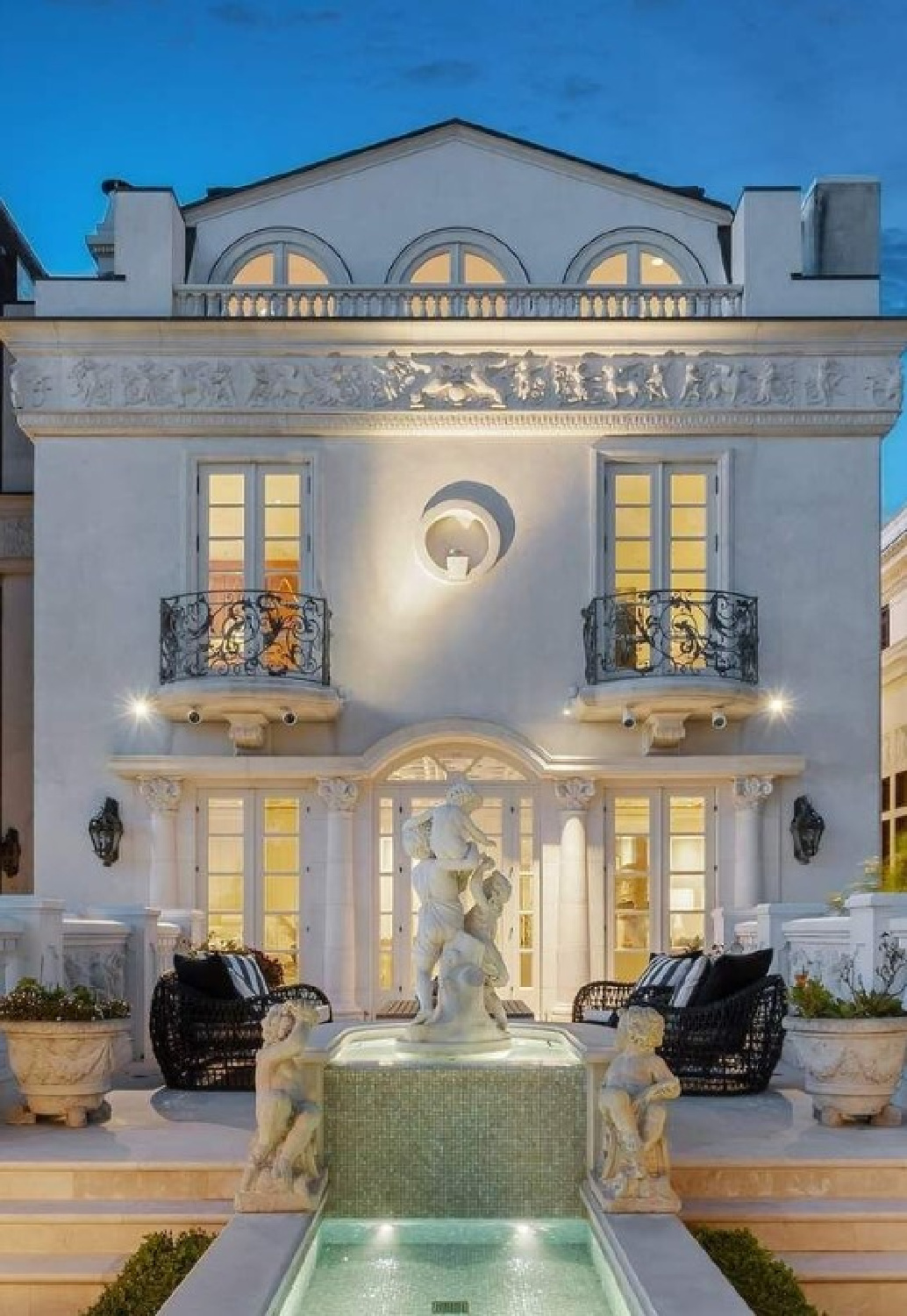 Magnificent architectural exterior of Parisian hôtel particulier style mansion (2839 Pacific Ave., San Francisco). #frencharchitecture #frenchmansions #parisianmansion