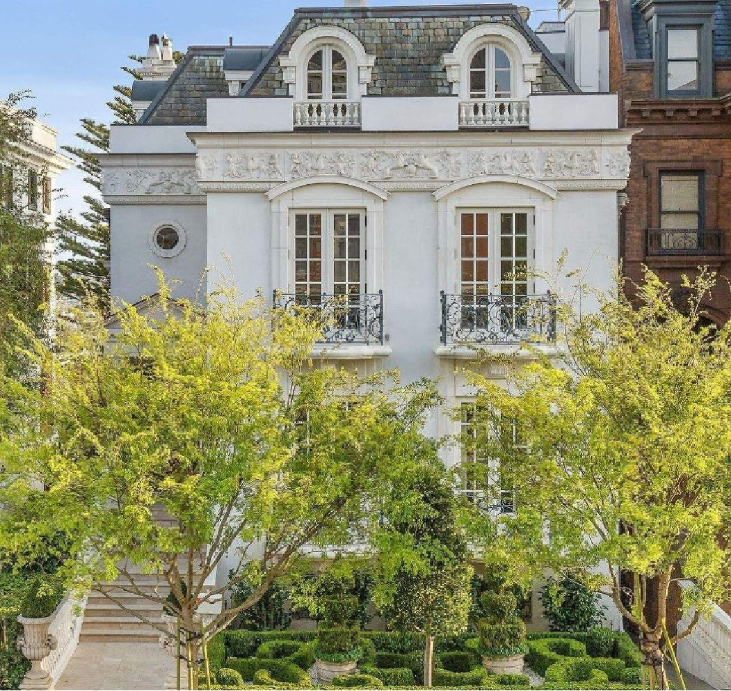 Magnificent architectural exterior of Parisian hôtel particulier style mansion (2839 Pacific Ave., San Francisco). #frencharchitecture #frenchmansions #parisianmansion