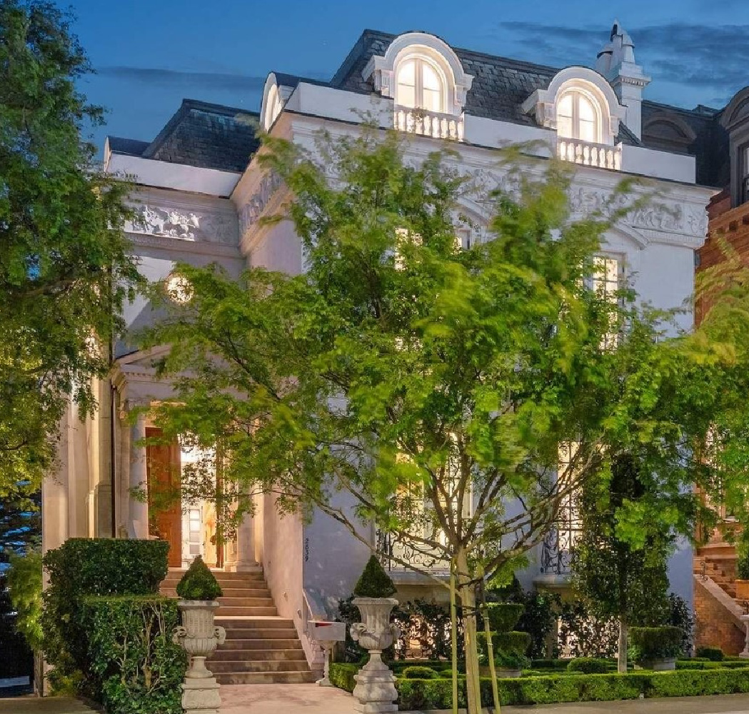 Magnificent architectural exterior of Parisian hôtel particulier style mansion (2839 Pacific Ave., San Francisco). #frencharchitecture #frenchmansions #parisianmansion