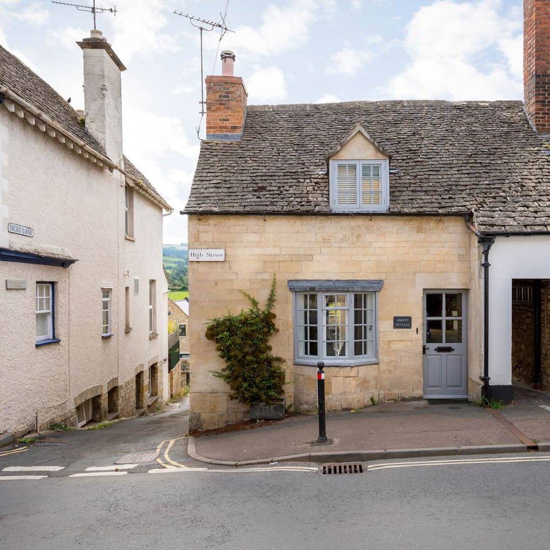 Exterior of Abbots Cottage - a charming vacation rental in the Cotswolds. #cotswoldscottages