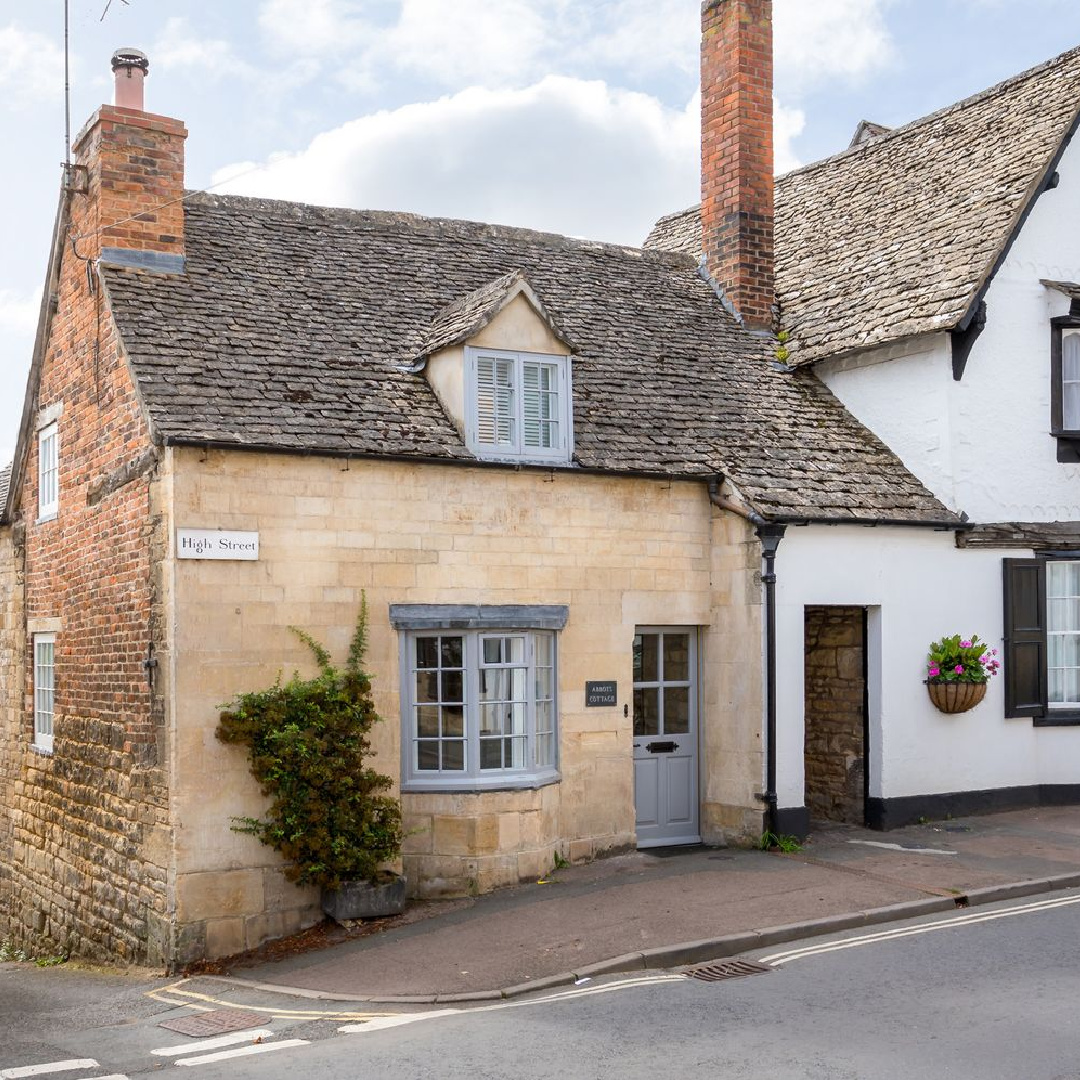 Exterior of Abbots Cottage - a charming vacation rental in the Cotswolds. #cotswoldscottages