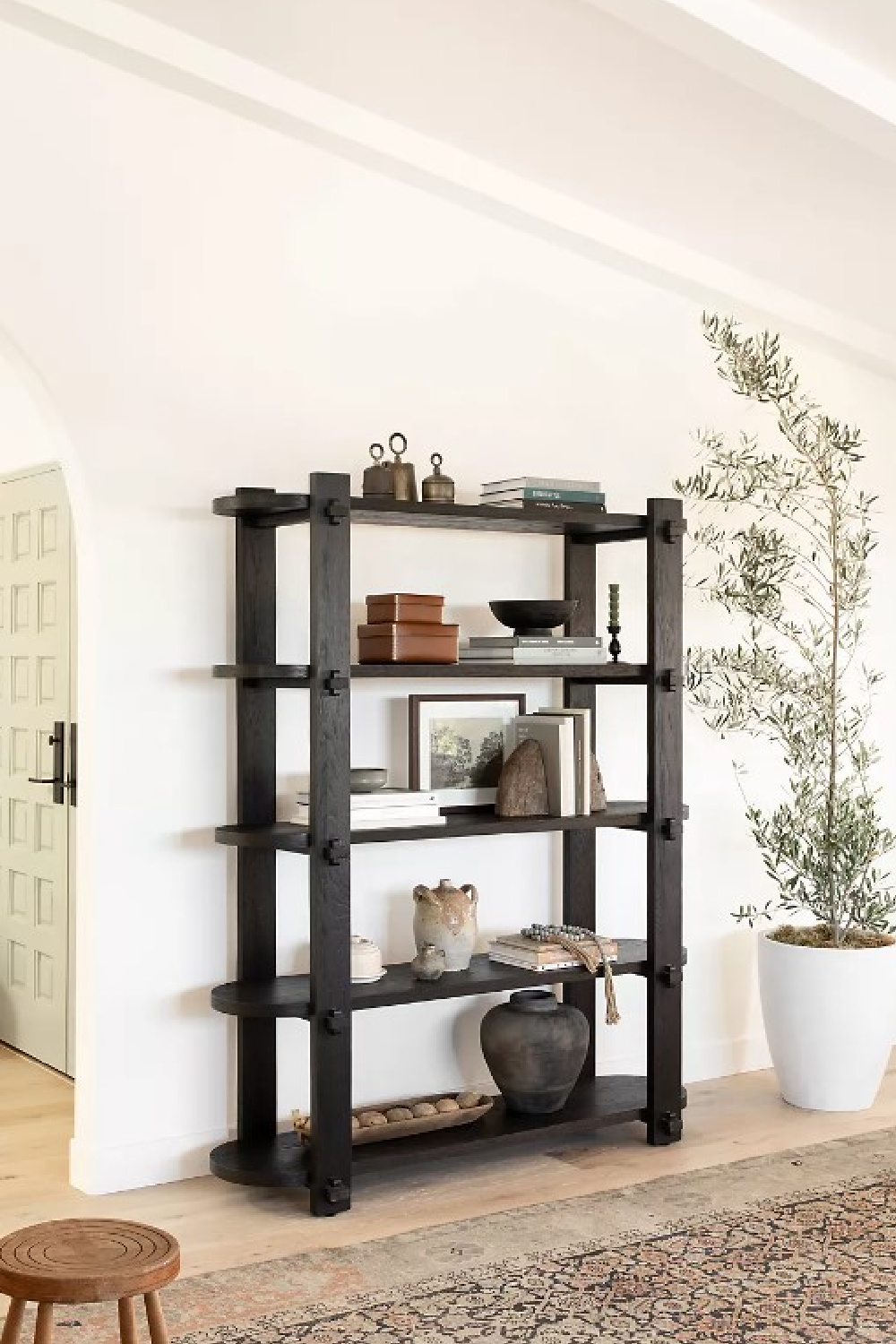 Henderson bookshelf by Amber Lewis in a beautiful modern rustic interior. #bookshelves #modernrustic #amberlewis