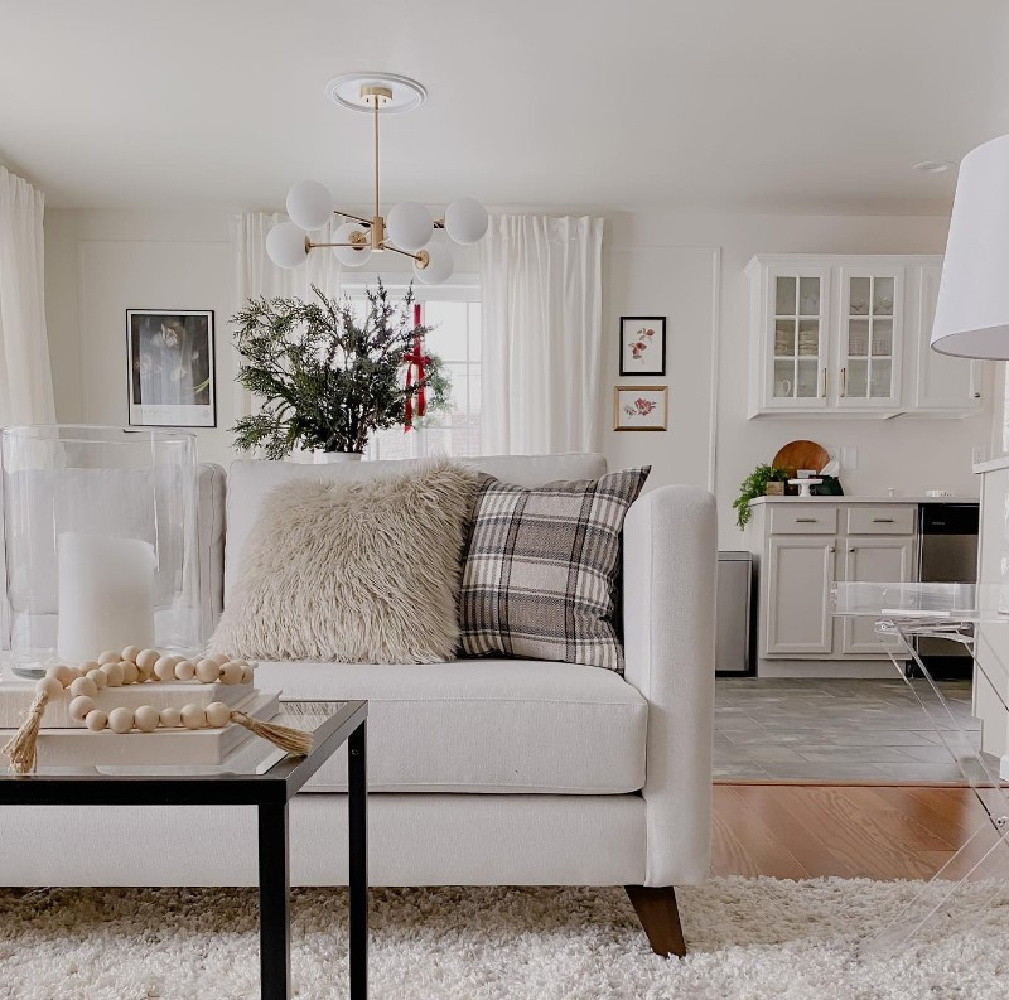 Benjamin Moore China White in a living room and kitchen - @saffronavenue. #bmchinawhite #benjaminmoorechinawhite