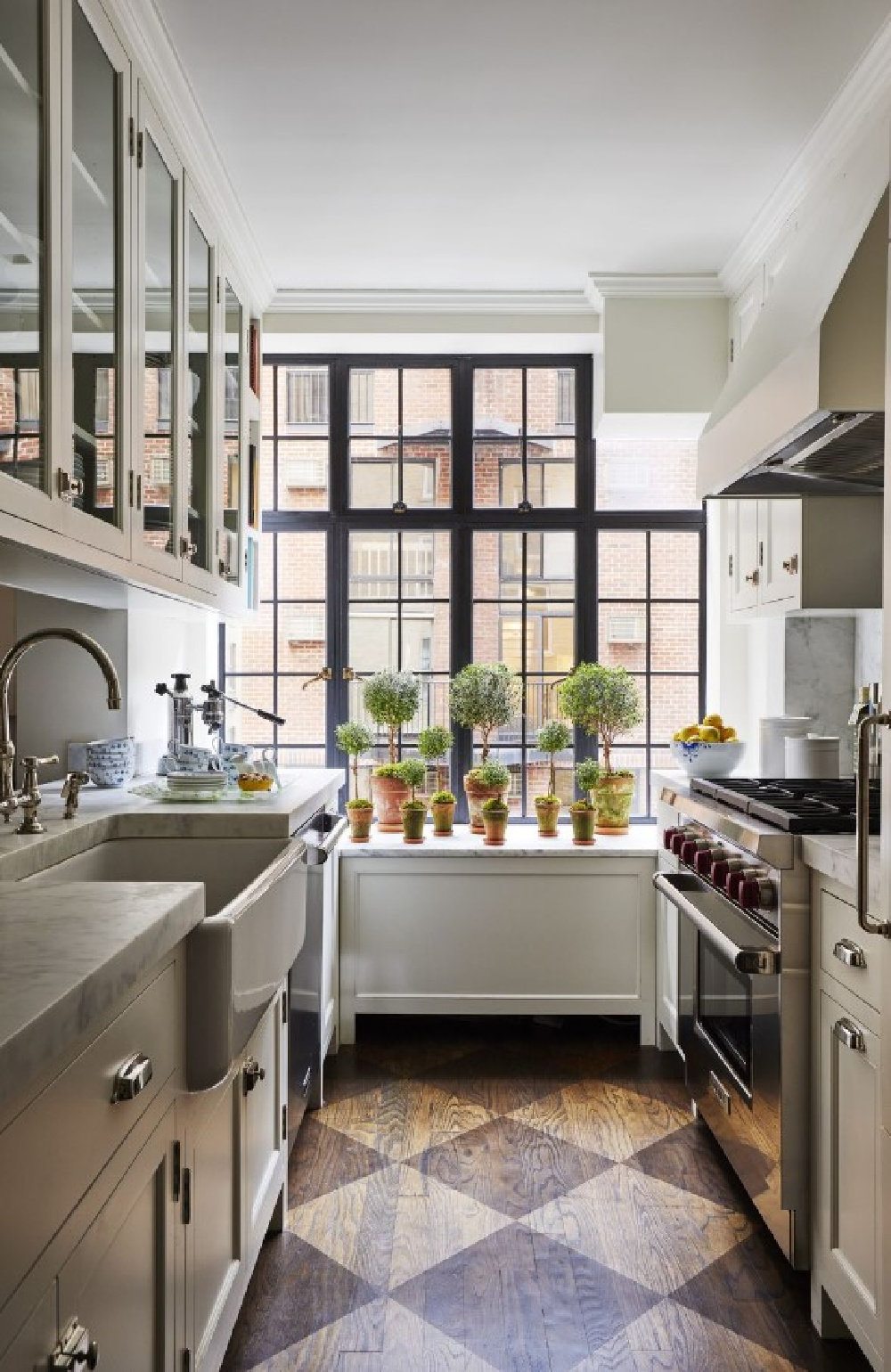 Beautiful traditional New York apartment kitchen designed by Cece Barfield Thompson in Veranda. (Photo: Thomas Loof). #traditionalkitchen #newyorkkitchen