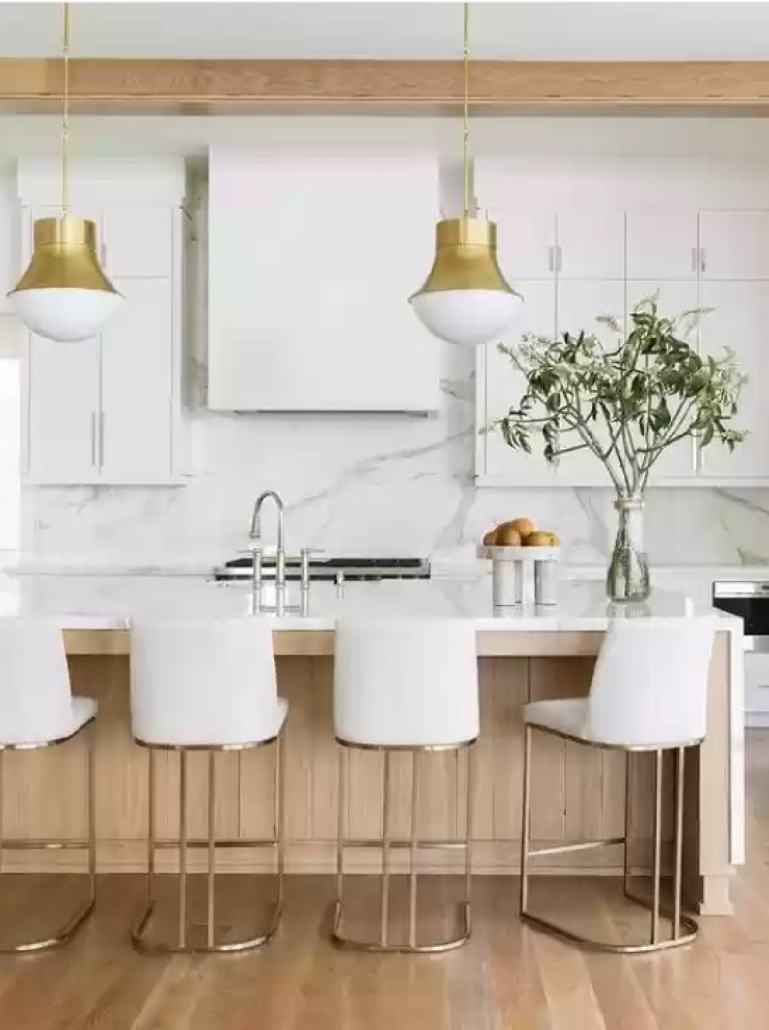 Modern French kitchen in Houston home. #whitekitchens #modernfrench #luxuriouskitchens