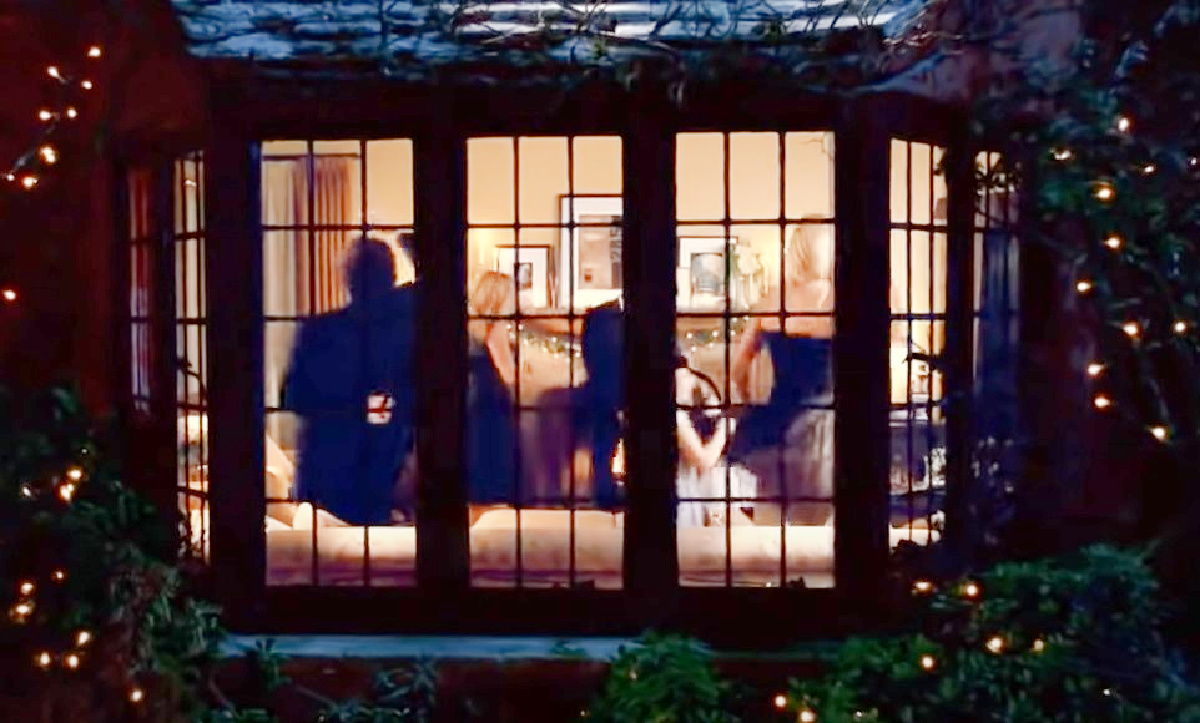 Final scene in THE HOLIDAY where we see the characters through bay window dancing on New Year's Eve. #theholiday