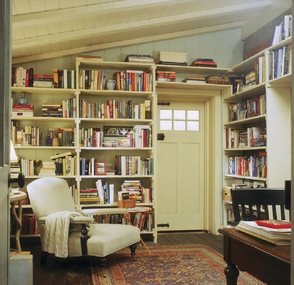 Reading nook with shelves of books in the English cottage in THE HOLIDAY where Kate Winslet's character lives. #theholiday #rosehillcottage
