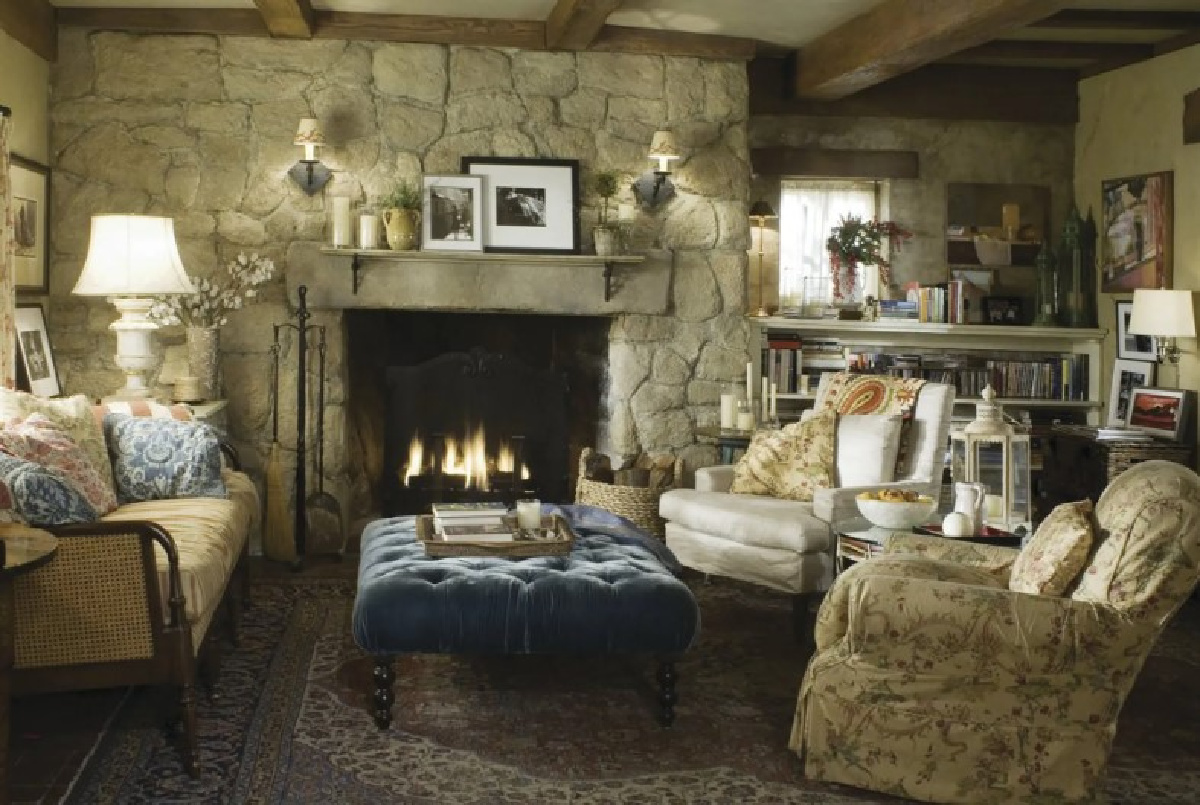 Living room in the English cottage in THE HOLIDAY where Kate Winslet's character lives. #theholiday #rosehillcottage