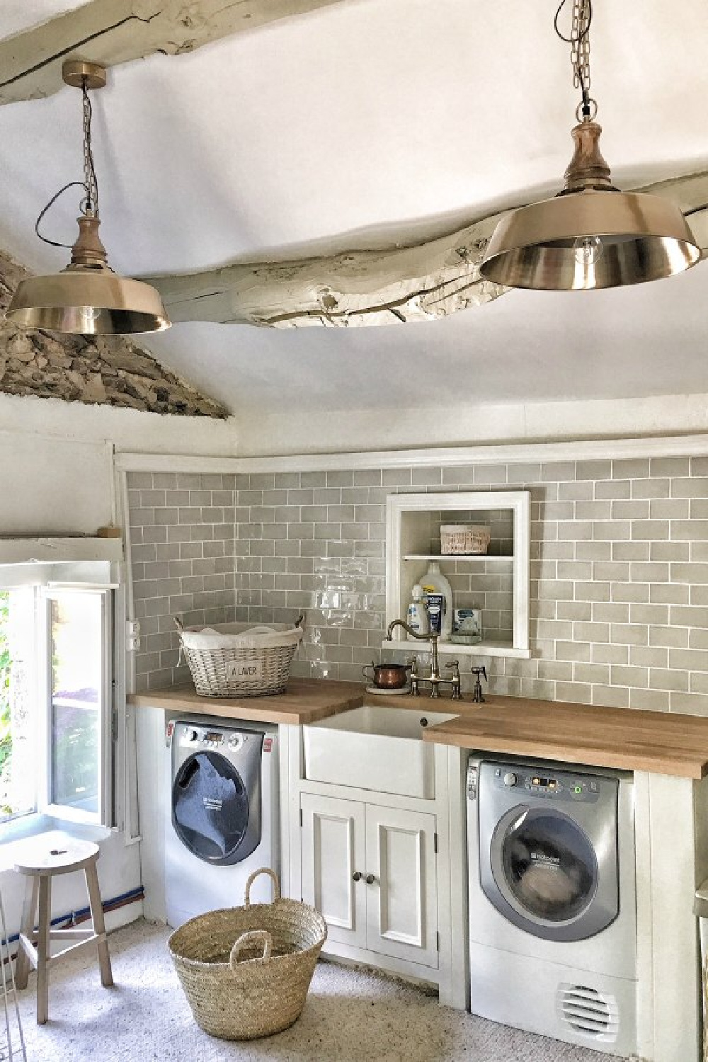 Beautiful rustic French farmhouse laundry room - Vivi et Margot. #frenchcountry #laundryrooms