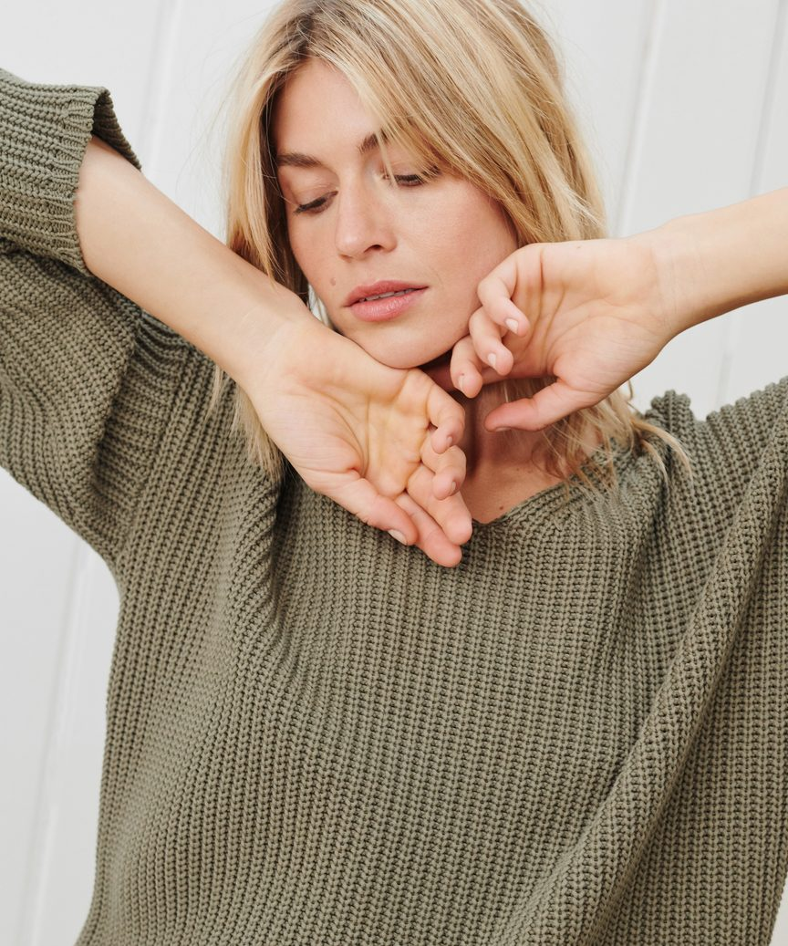 Sage green cotton cabin sweater from Jenni Kayne. #sagegreen