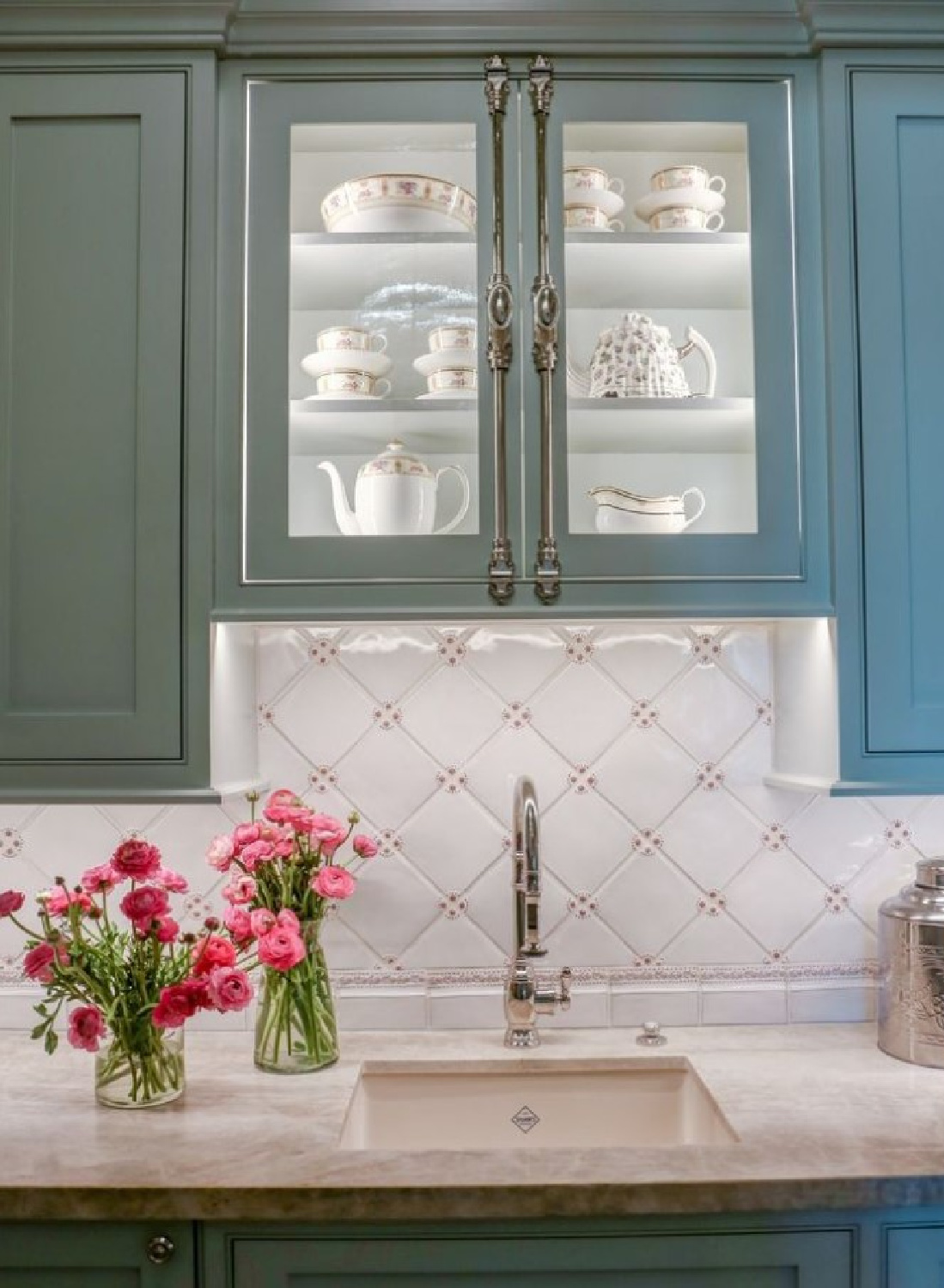Beautiful blue kitchen cabinets with glass doors - design: Isabel Dellinger Candelaria. #bluekitchens #traditionalstyle