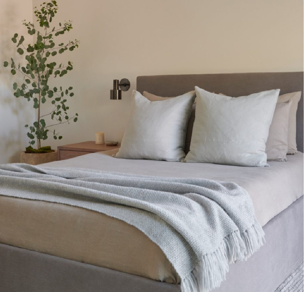 Jenni Kayne designed minimal modern California cool bedroom. #bedroomdesign #minimalluxe