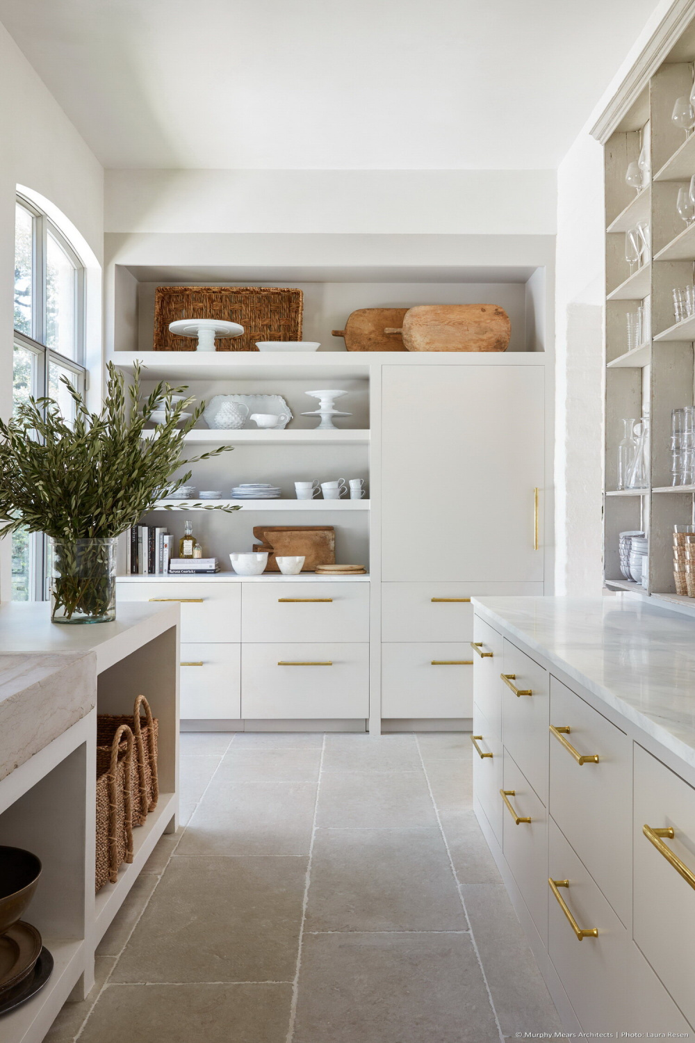 Modern French kitchen with rustic elegant design by Jill Egan and architecture by Kirby Mears. #modernfrench #kitchendesign