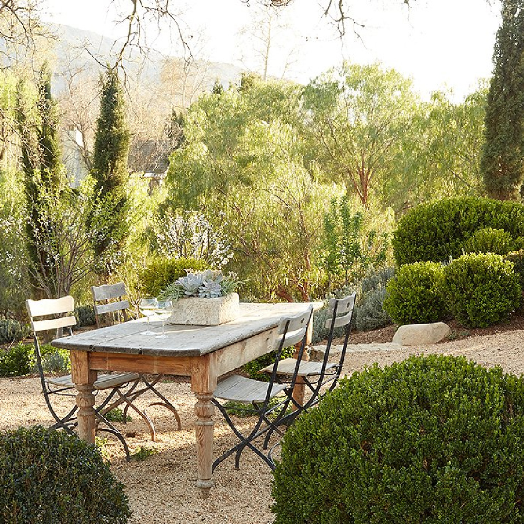 Charming outdoor dining - Patina Farm (Brooke Giannetti) European country farmhouse in Ojai. #patinafarm #outdoordining