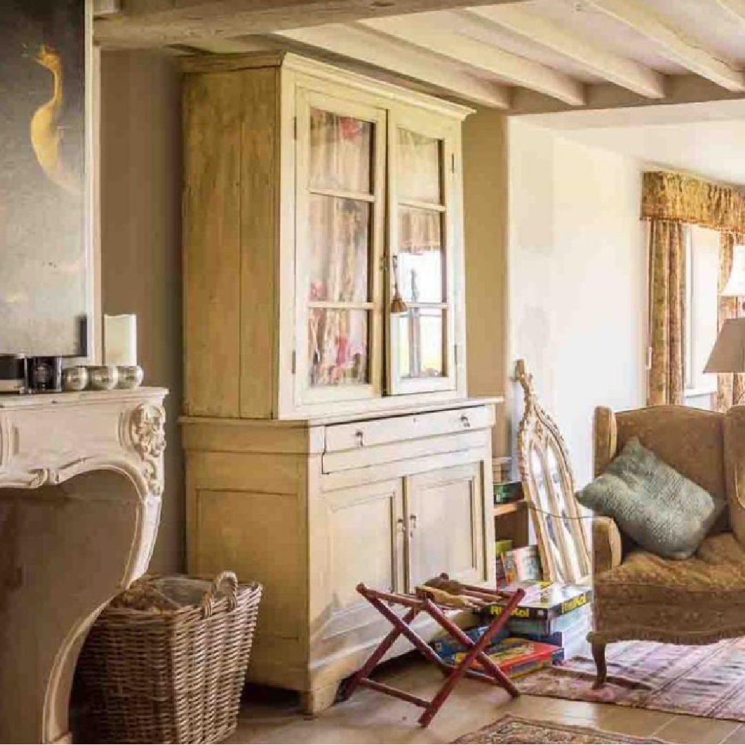 Living room with Louis style fireplace in Sixpenny Cottage - a charming vacation rental in the Cotswolds. #cotswoldscottage