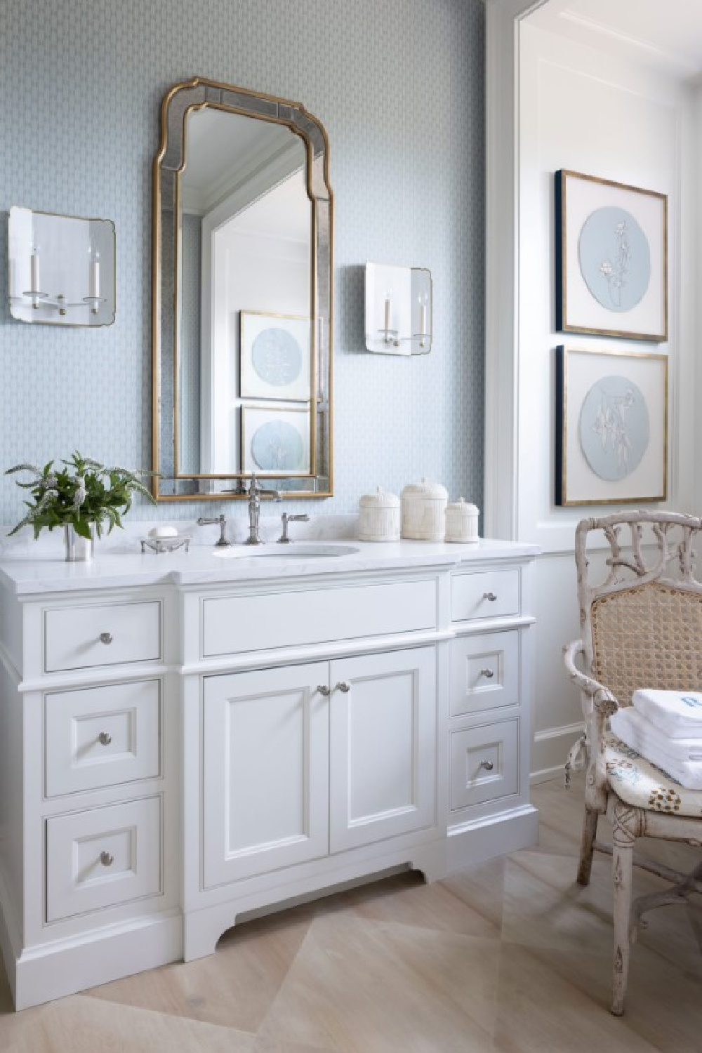 Beautiful white vanity with Cambria Torquay countertop in Southern Living Idea House 2021 main bath. #bathroomdesign #cambriatorquay