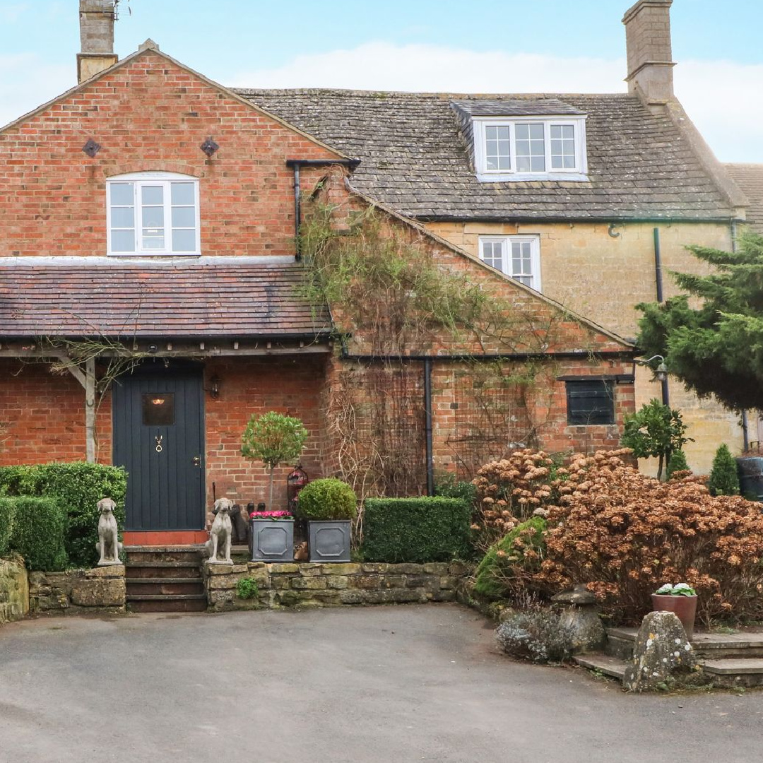 Charming exterior of The Cheese Room (Chipping Campden) - a Cotswolds cottage. #cotswoldscottage #englishcountry #vacationcottage