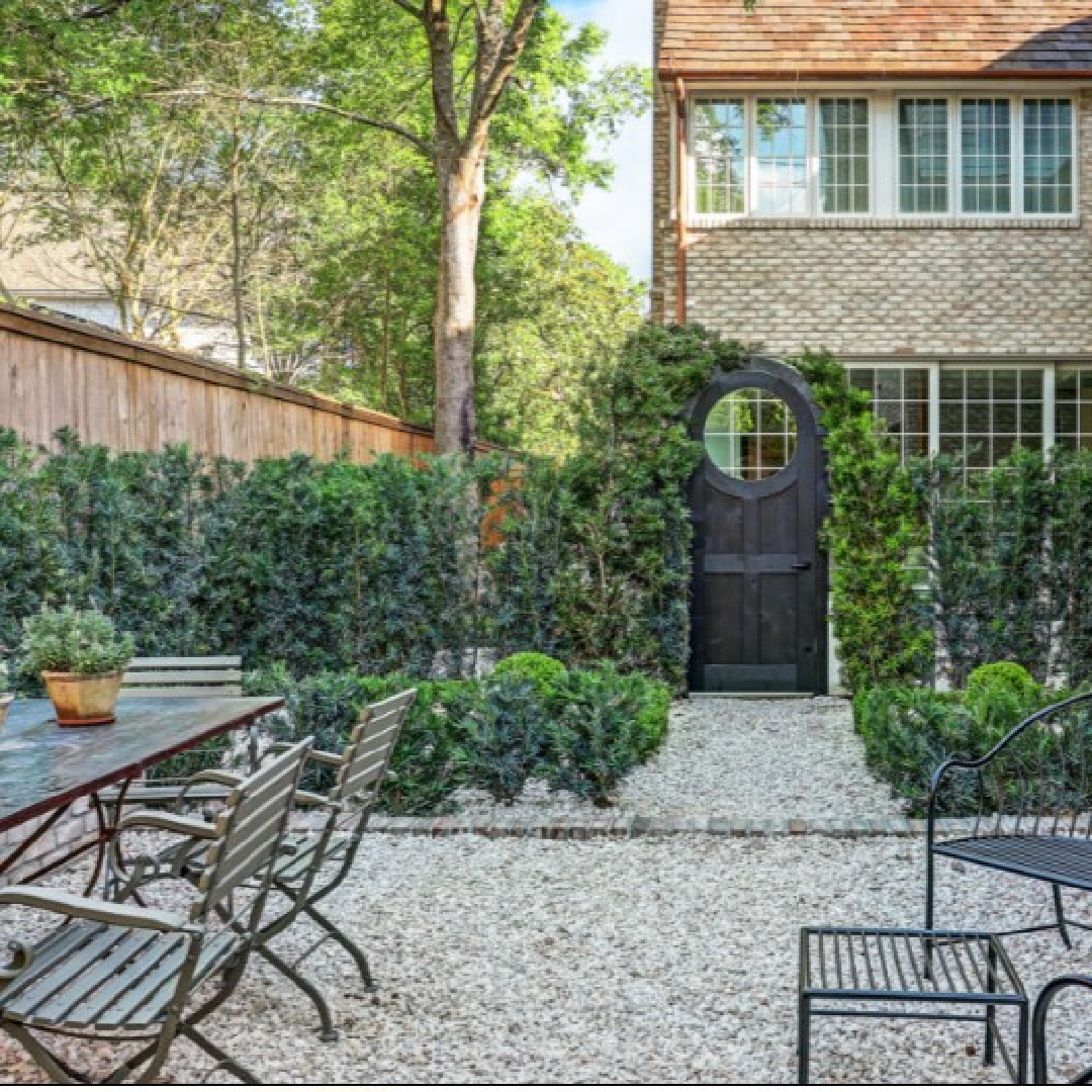Pea gravel courtyard at the MILIEU Showhouse 2020.