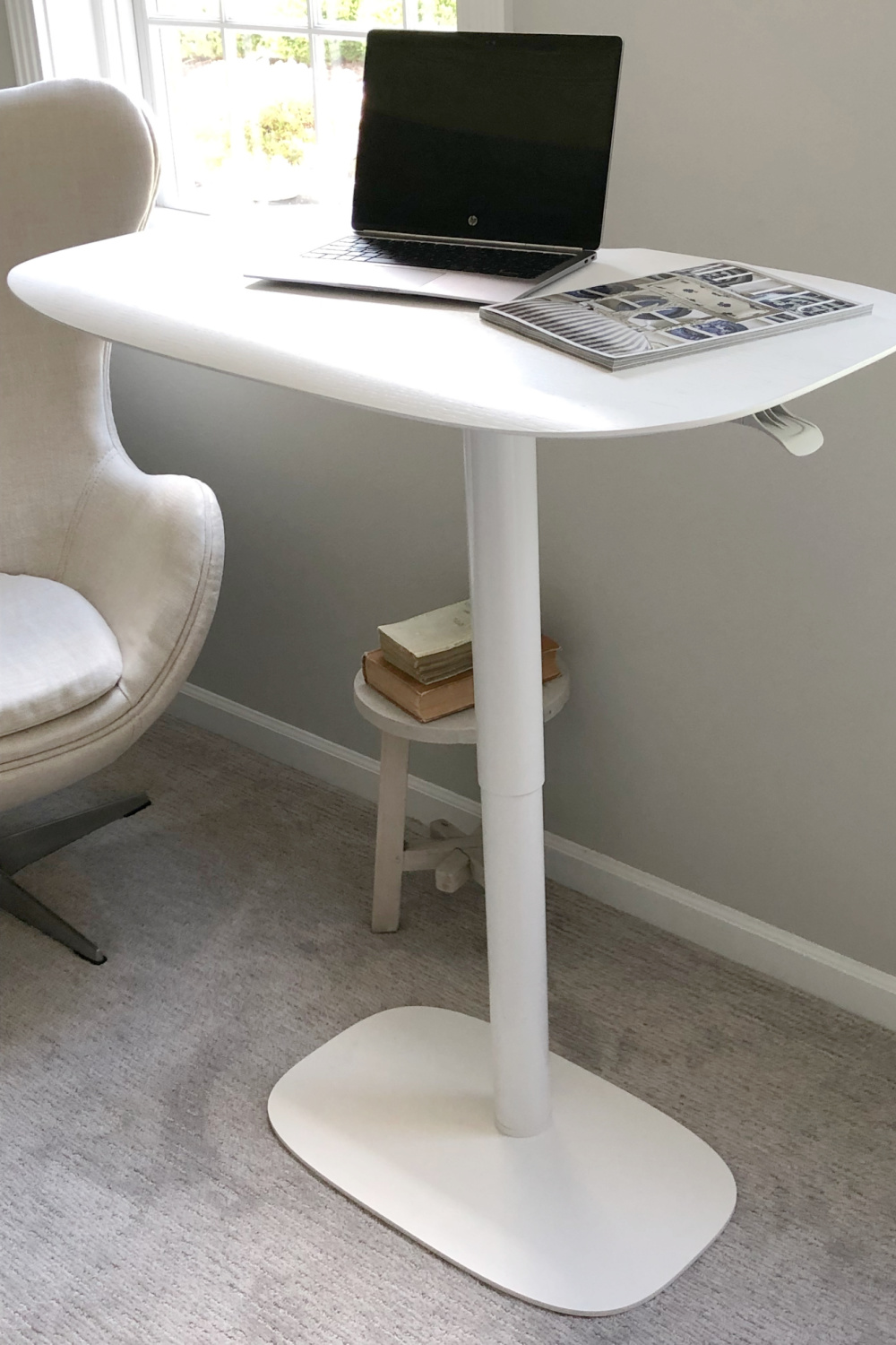 BDi Soma lift desk in white on oak. #standingdesks #liftdesk #adjustabledesks