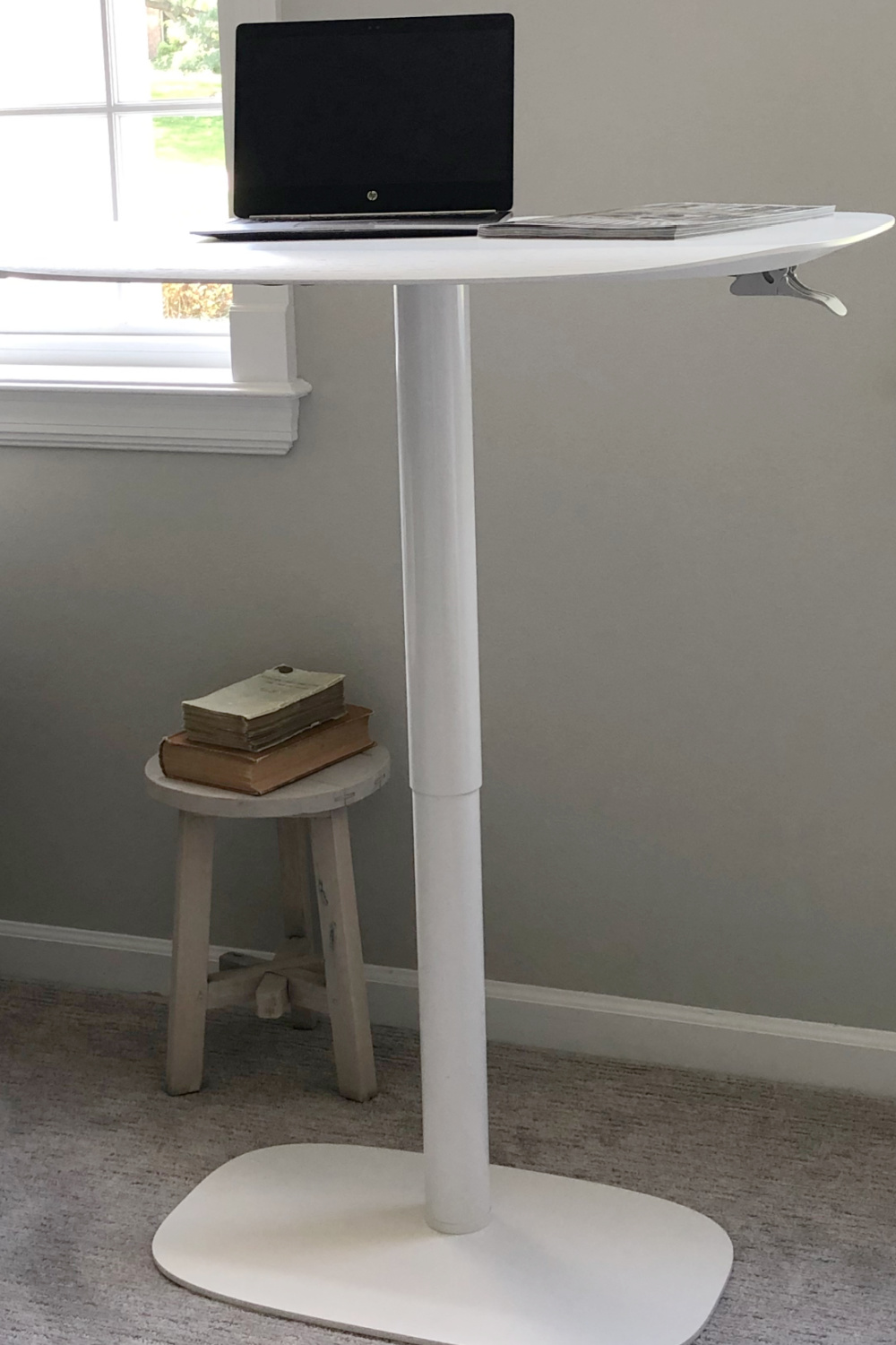 BDi Soma lift desk in white on oak. #standingdesks #liftdesk #adjustabledesks