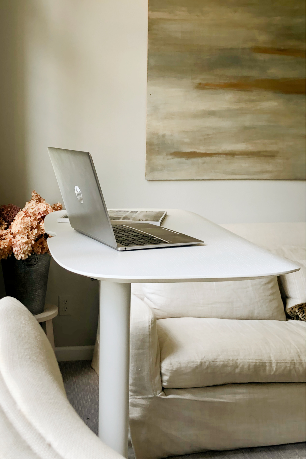 BDi Soma lift desk in white on oak. #standingdesks #liftdesk #adjustabledesks