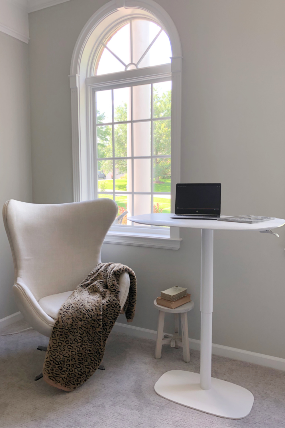 BDi Soma lift desk in white on oak. #standingdesks #liftdesk #adjustabledesks