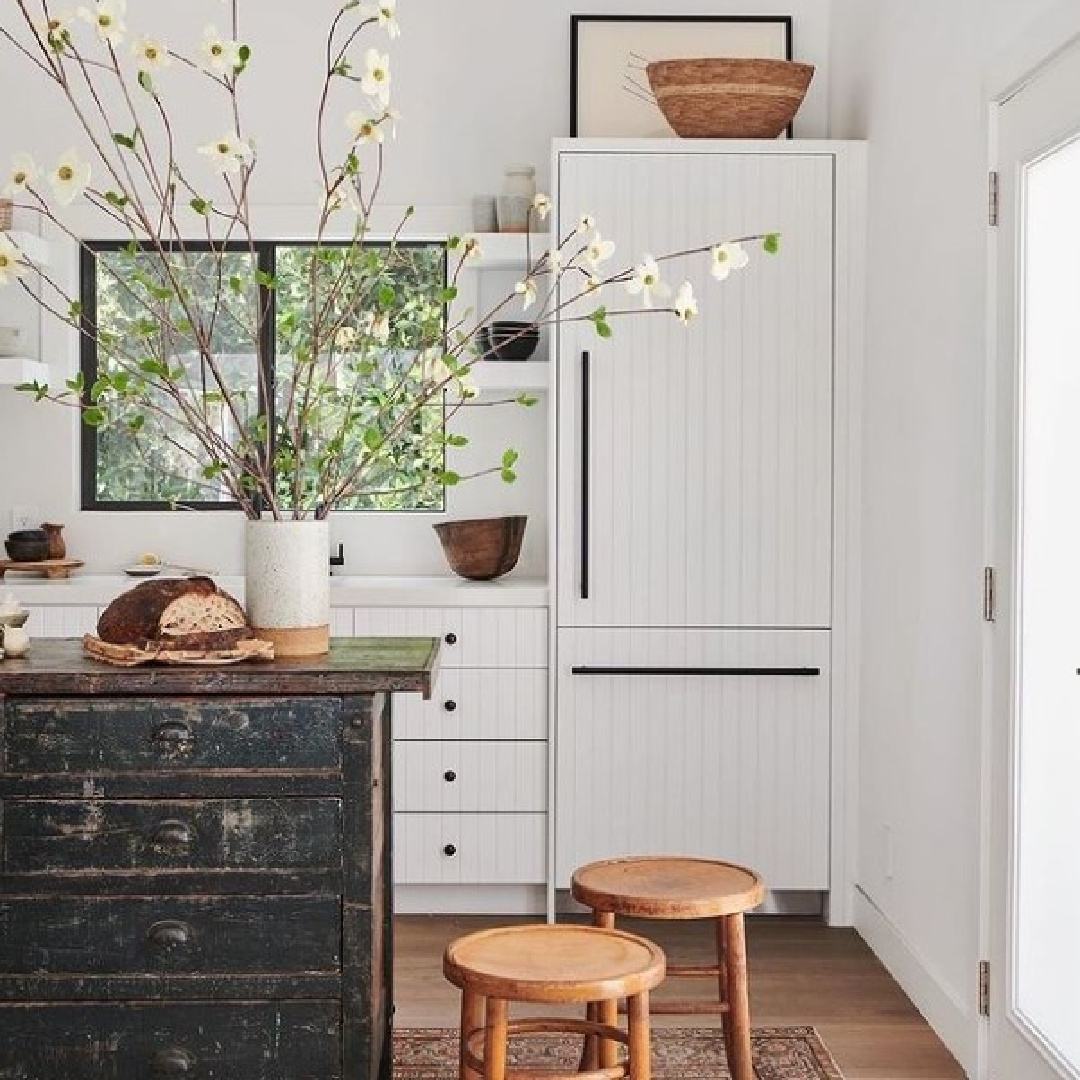 Beautiful rustic kitchen with upcycled work table island and white beadboard - @amberinteriors and photo by Tessa Neustadt. #rustickitchen #worktable #antiquefarmhouse #farmhousekitchens
