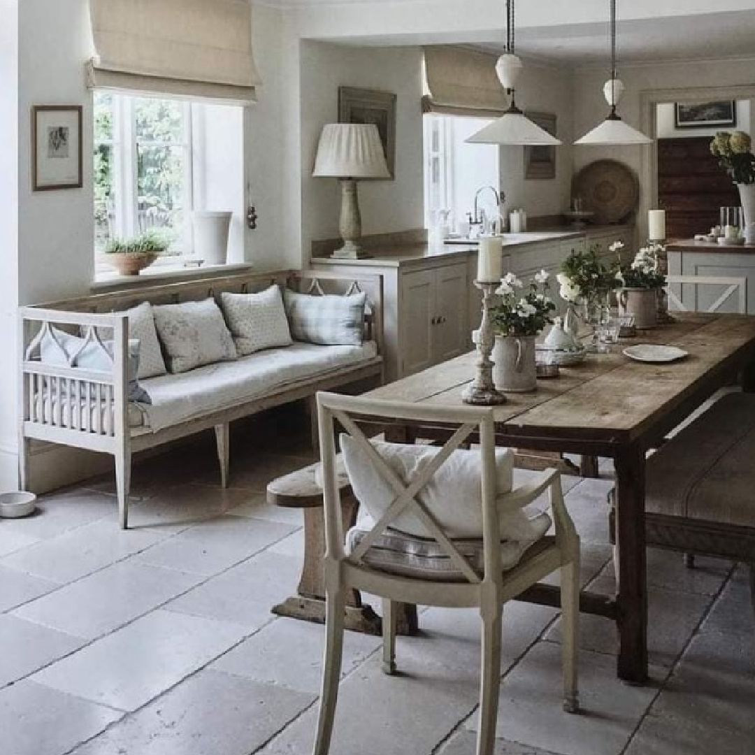 Beautiful French country kitchen and dining room with pale colors and serene ambiance - @maisondecampagne. #frenchcountrykitchen #frenchkitchen