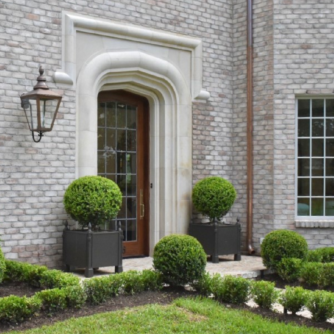 London Street Gooseneck exterior lantern from Bevolo at the MILIEU Showhouse 2020.
