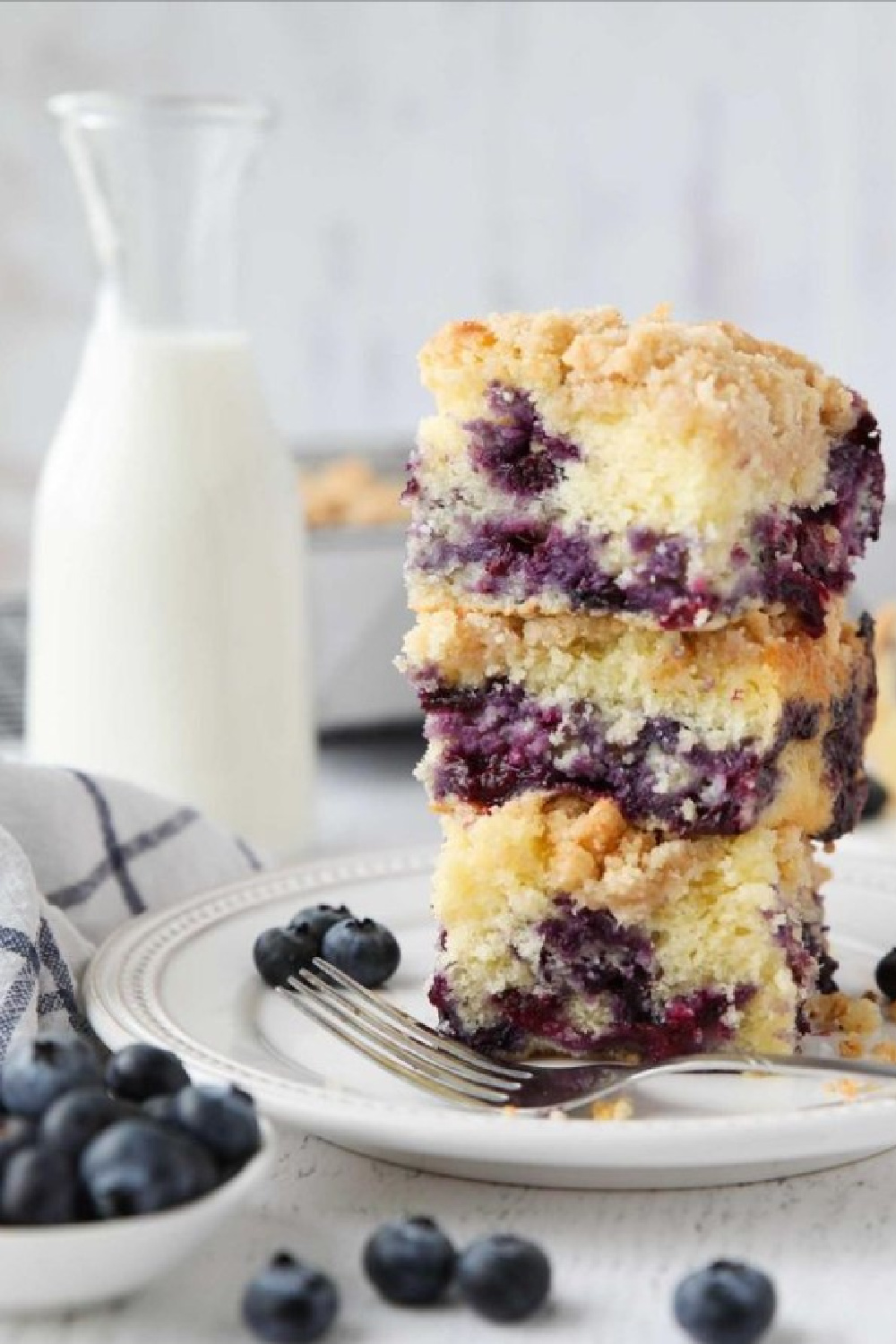 Blueberry muffin crumb cake looks scrumptious with its high layers - @dessertnowdinnerlater. #blueberrymuffincake #coffeecakes #crumbcakes
