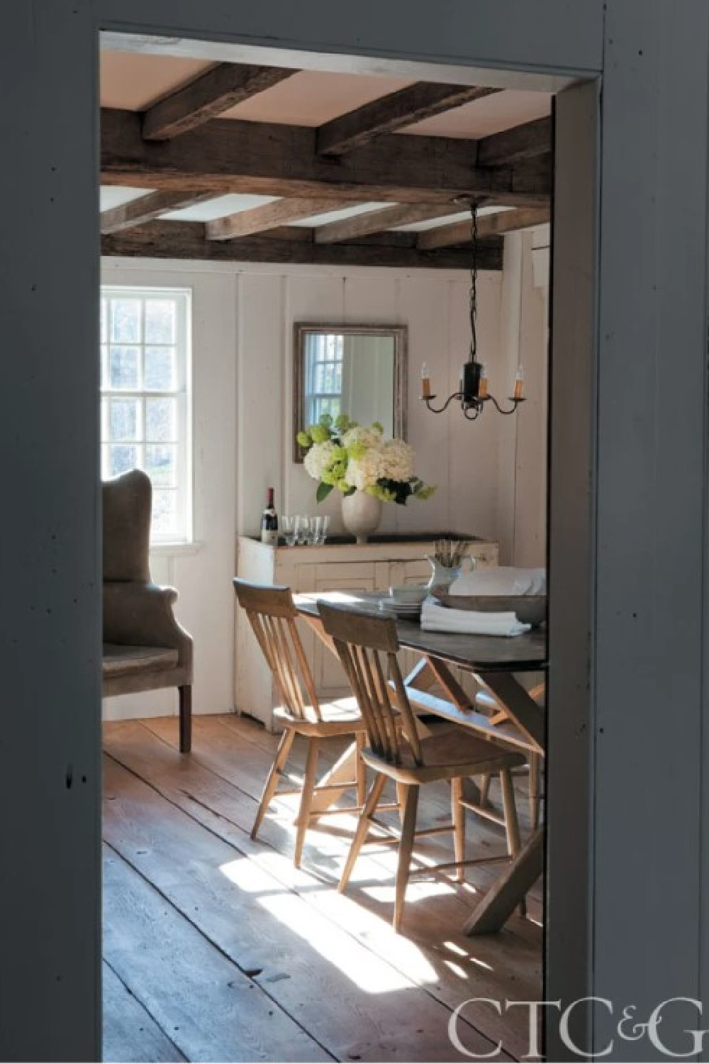 American country dining room in 1700s Connecticut cottage of Nancy Fishelson in CTCG (Feb 2012).